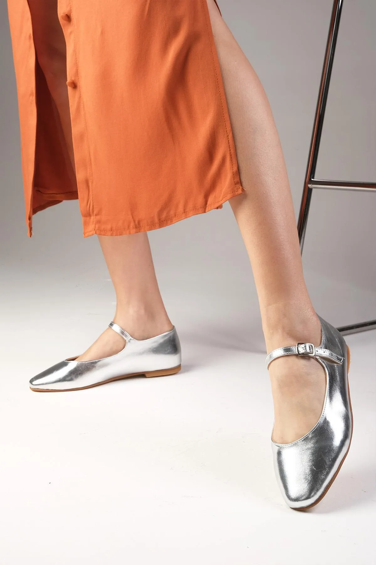 Mio Gusto  Gillian Silberfarbene Damen-Ballerinas mit stumpfer Zehenpartie