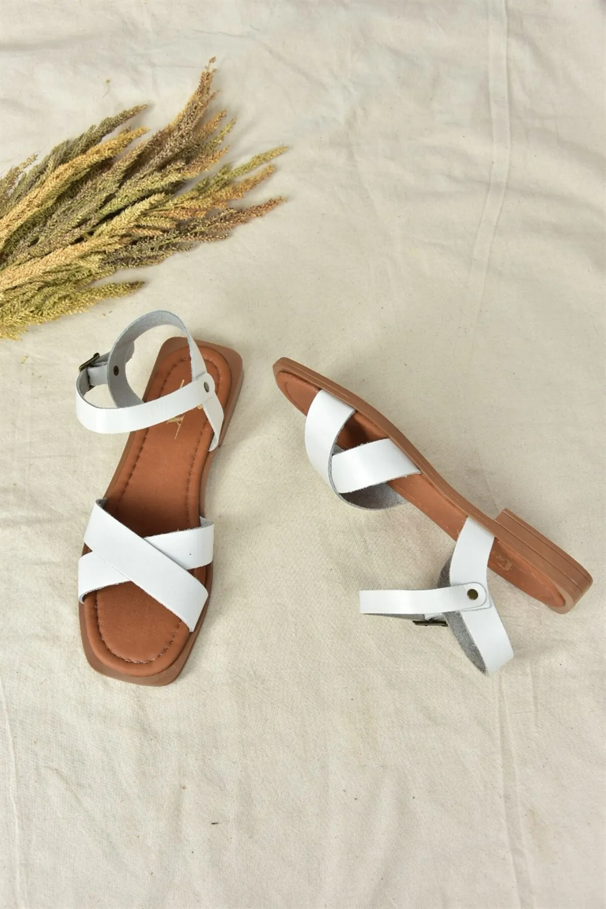 Fox Shoes  Weiße Damen-Sandalen aus echtem Leder mit Kreuzriemen M291041503
