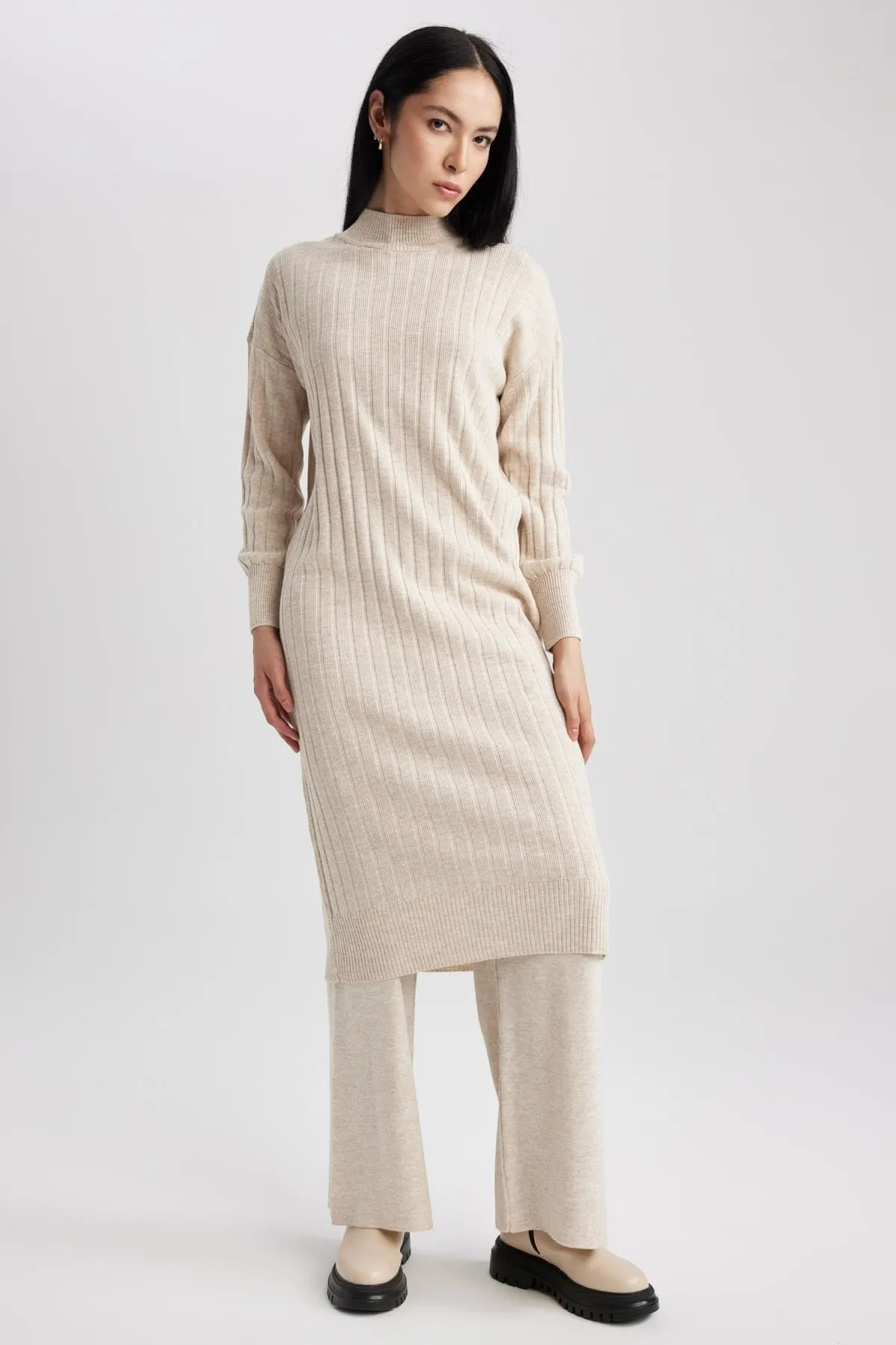 DeFacto  Kleid mit normaler Passform und halbem Rollkragen und langen Ärmeln W0986az23wn