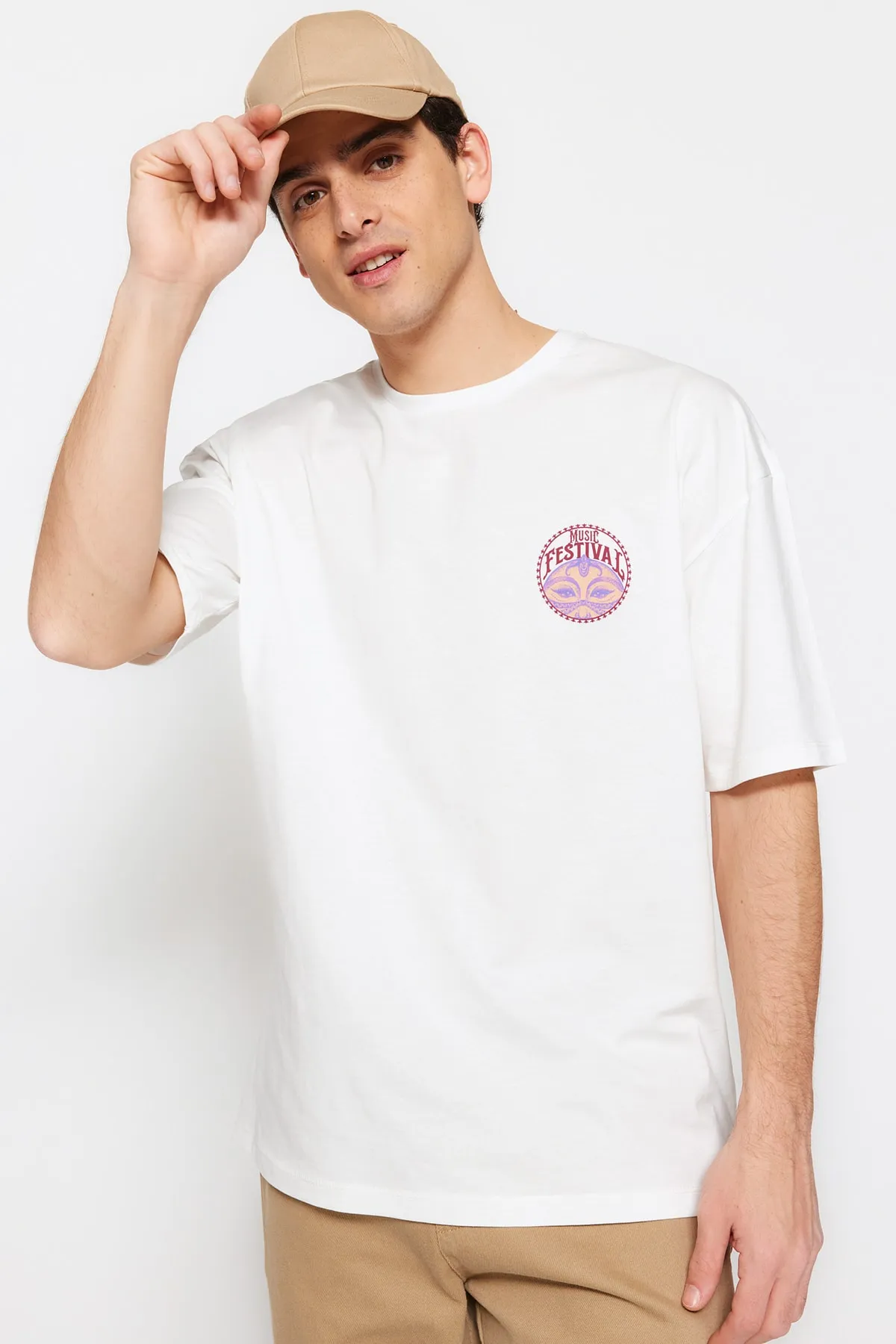 Trendyol Collection  Unisex-T-Shirt aus 100 % Baumwolle mit Ethno-Rückendruck in Übergröße/Weitschnitt TMNSS23TS00212