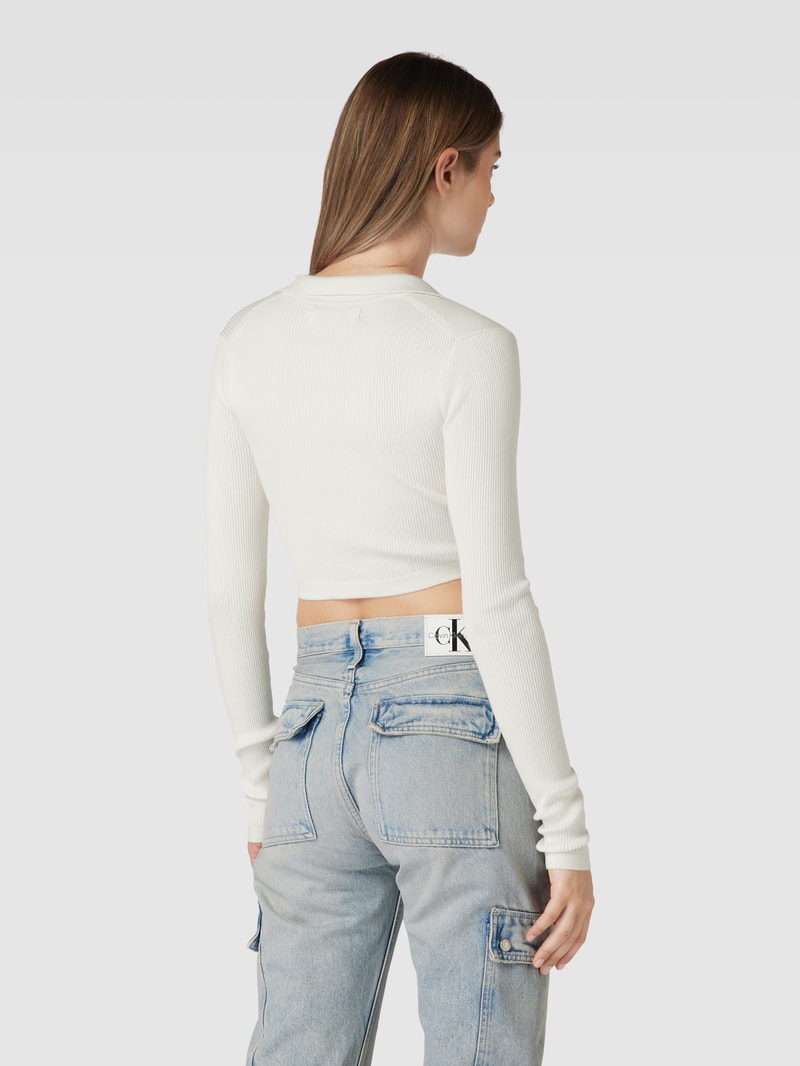 Cropped Strickpullover mit Label-Detail in ecru