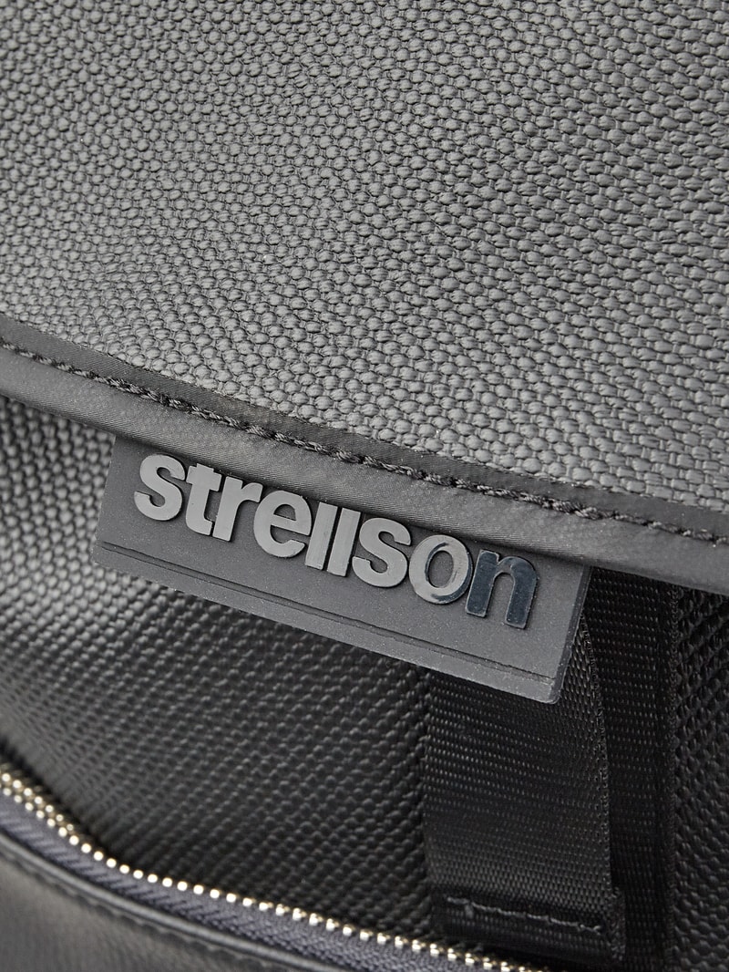 Rucksack mit wattiertem Laptopfach in schwarz