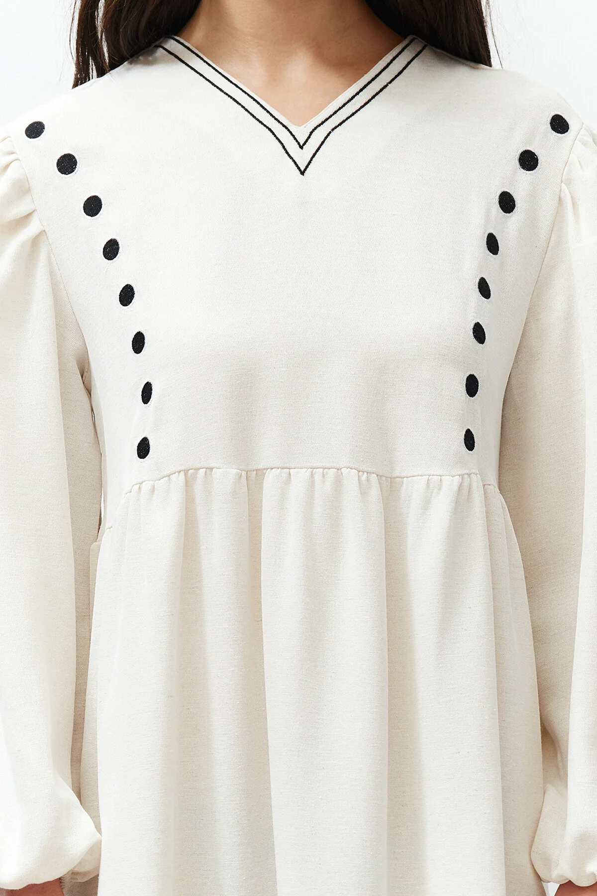 Trendyol Modest  Ecrufarbenes, detailliertes Kleid in gewebter Leinenoptik mit V-Ausschnitt TCTSS24EB00139