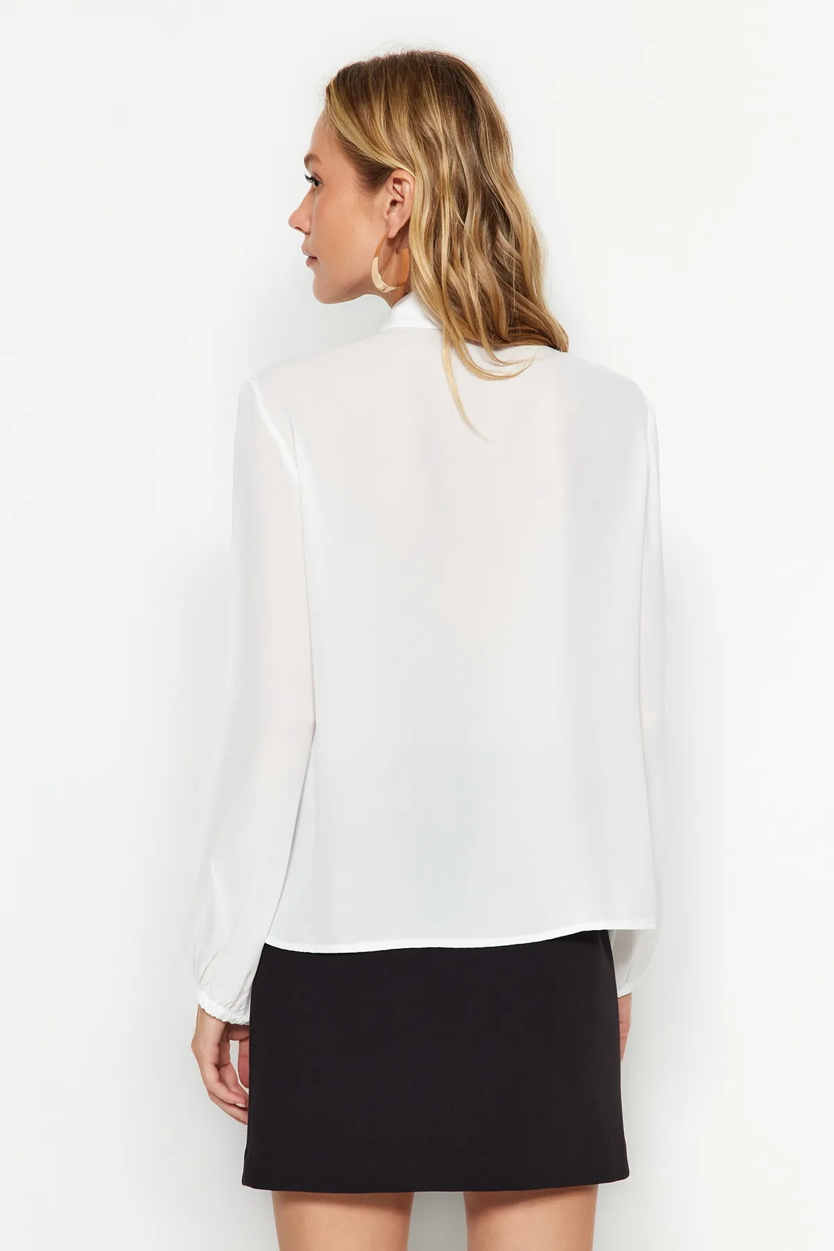 Trendyol Collection  Ecru gewebtes Hemd – abnehmbare Schleife, Regular Fit TWOAW24GO00164