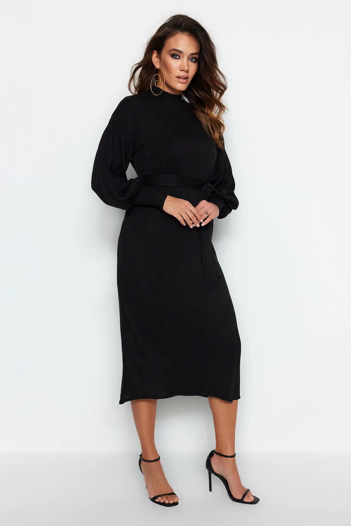 Trendyol Modest  Schwarzes Strickkleid mit halbem Rollkragen und Gürtel TCTAW24EB00023