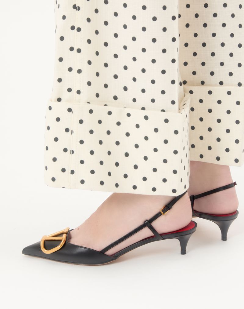 Óculos de sol VLogo Signature Slingback Décolleté em couro de bezerro, 40 mm