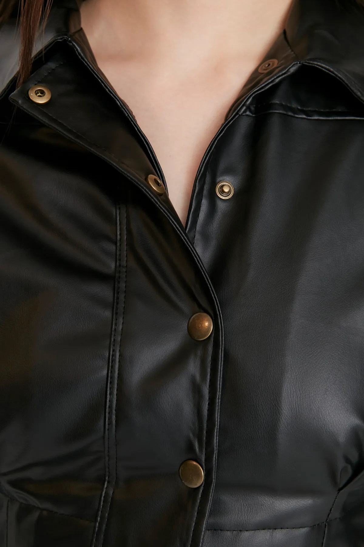 Trendyol Collection  Schwarzes Kleid aus gewebtem Kunstleder mit Mini-Hemdkragen TWOAW20EL2136