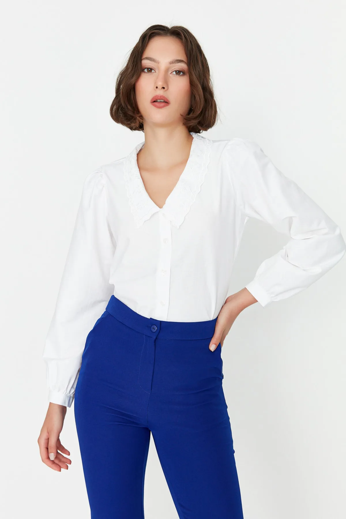 Trendyol Collection  Weißes, besticktes Baumwollhemd mit Stickereidetails - TWOAW21GO0005