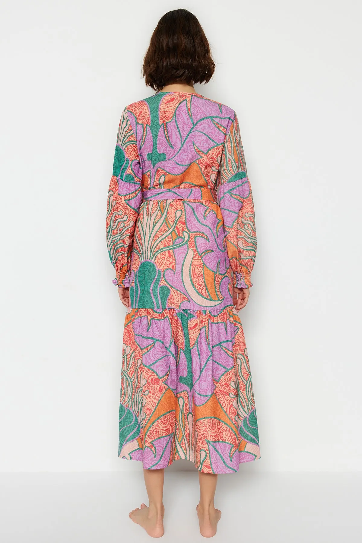 Trendyol Collection  Tropisch gemusterter, gewebter Maxi-Kimono und Kaftan mit Ballonärmeln aus 100 % Baumwolle in Leinenoptik mit Gürtel