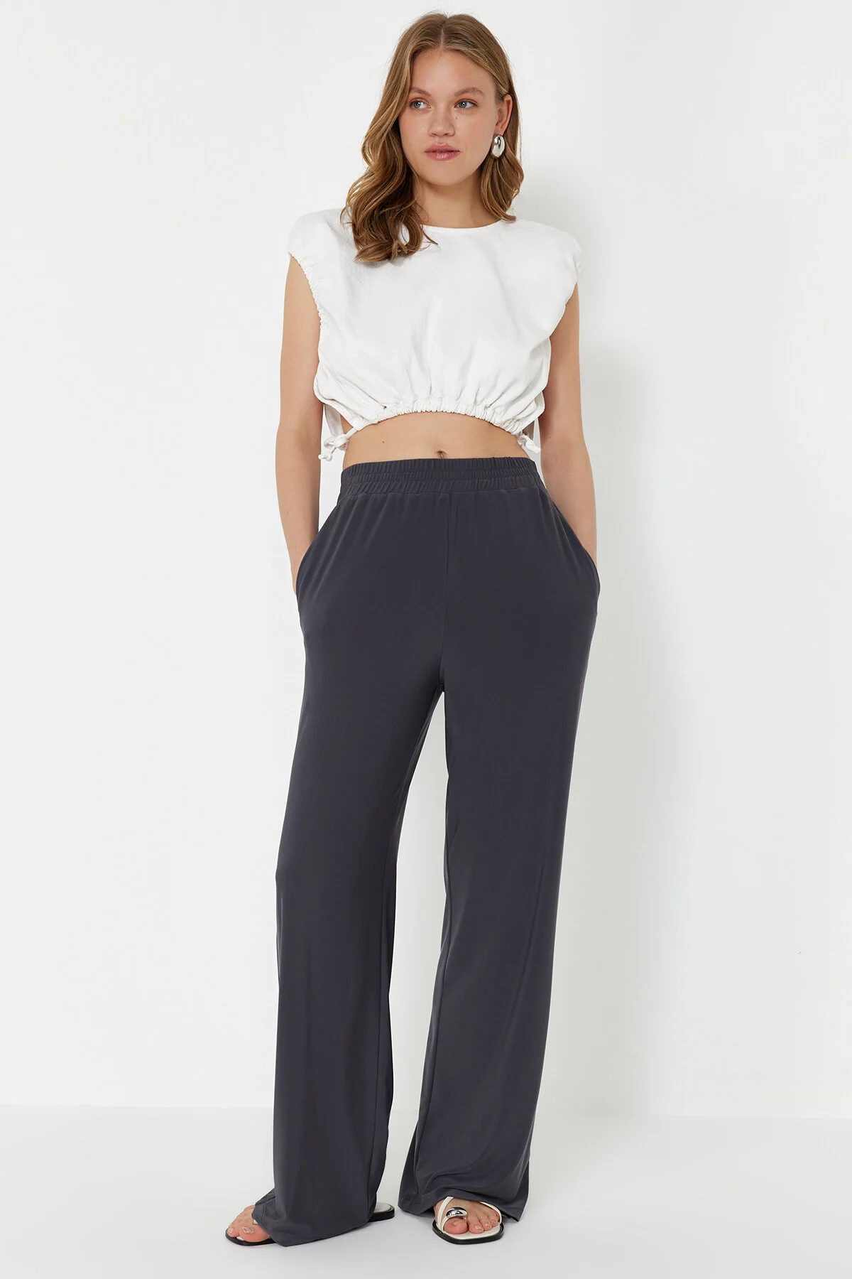 Trendyol Collection  Anthrazitfarbene Hose mit weitem Bein und bequemem Schnitt und hoher Taille, dehnbar, TWOSS23PL00129