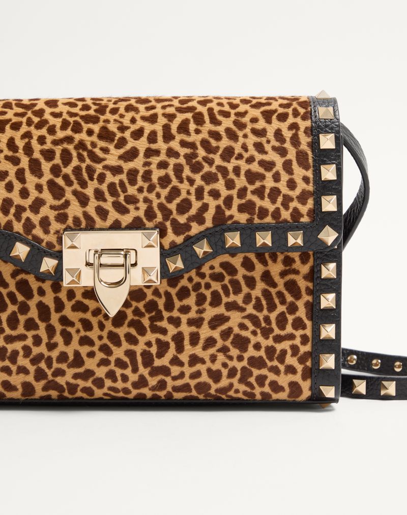 Valentino Garavani Rockstud Lille Crossbody-taske i dyreprint med hesteskindseffekt i kalveskind