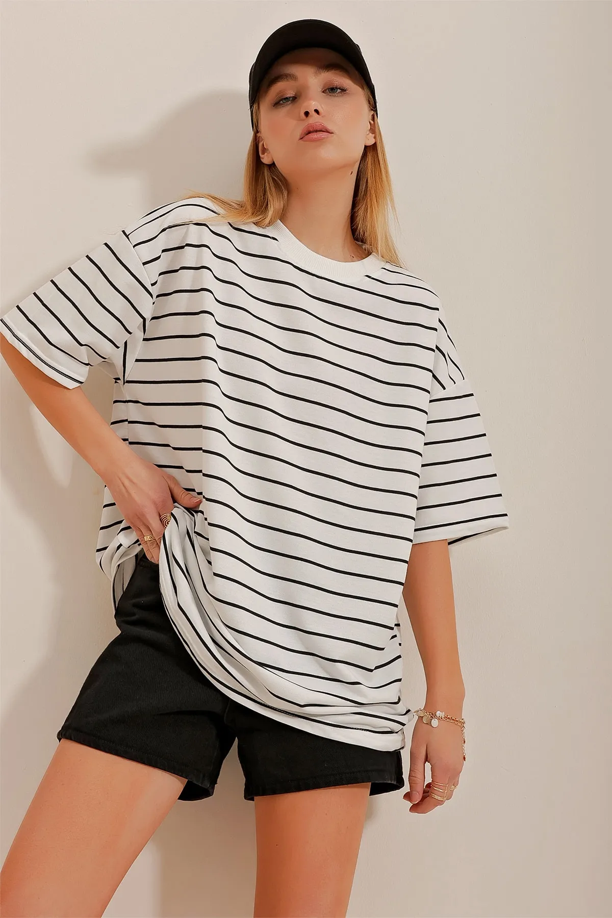 Trend Alaçatı Stili  Gestreiftes Oversize-T-Shirt für Damen in Weiß mit Rundhalsausschnitt ALC-X10388