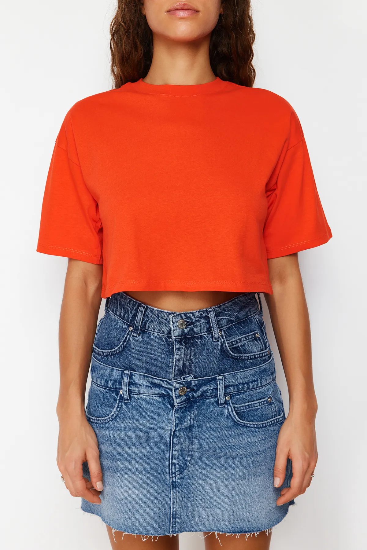 Trendyol Collection  Hochwertiges rotes Kurzstrick-T-Shirt aus 100 % Baumwolle TWOSS23TS00038