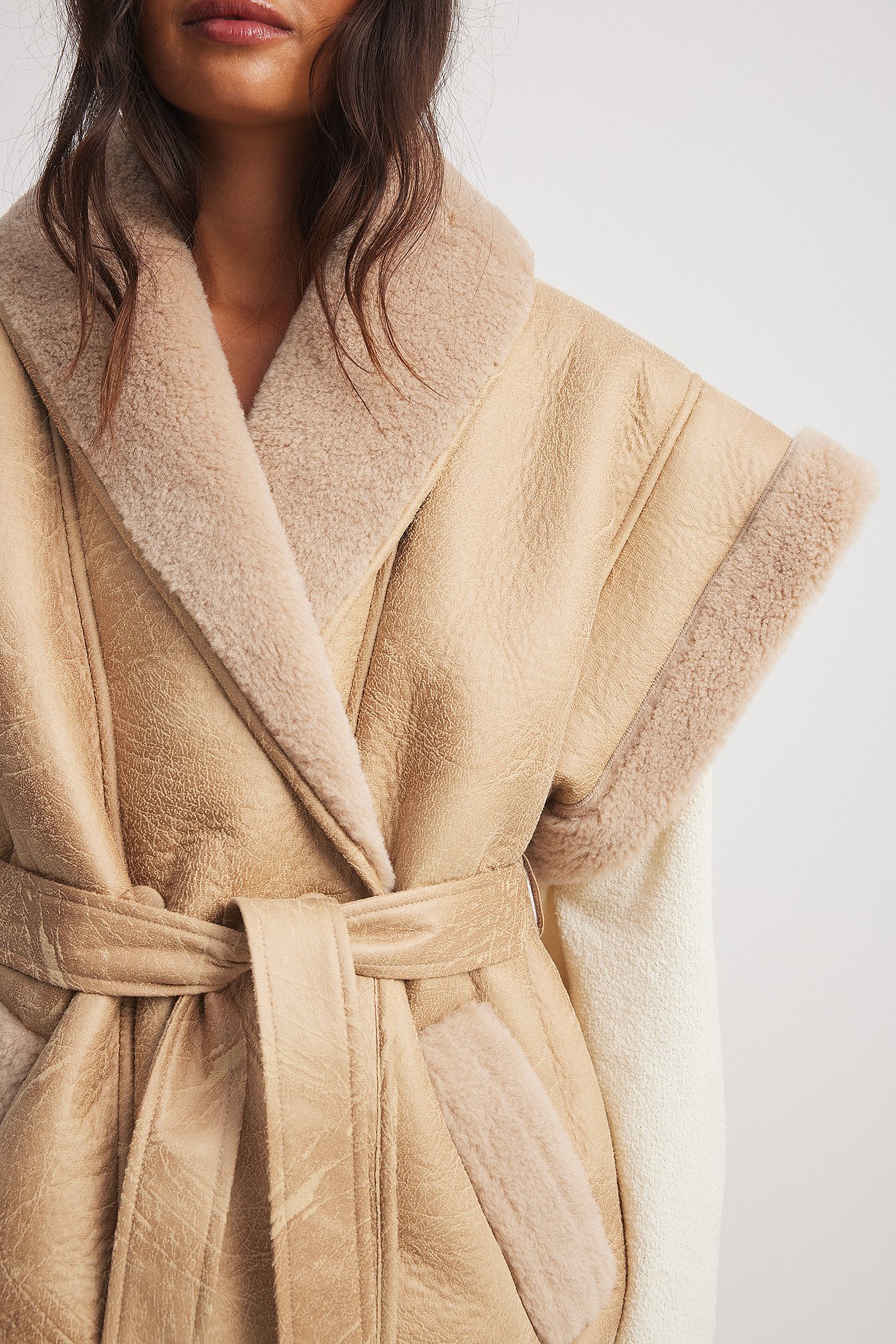 Shearling-Weste mit Gürtel