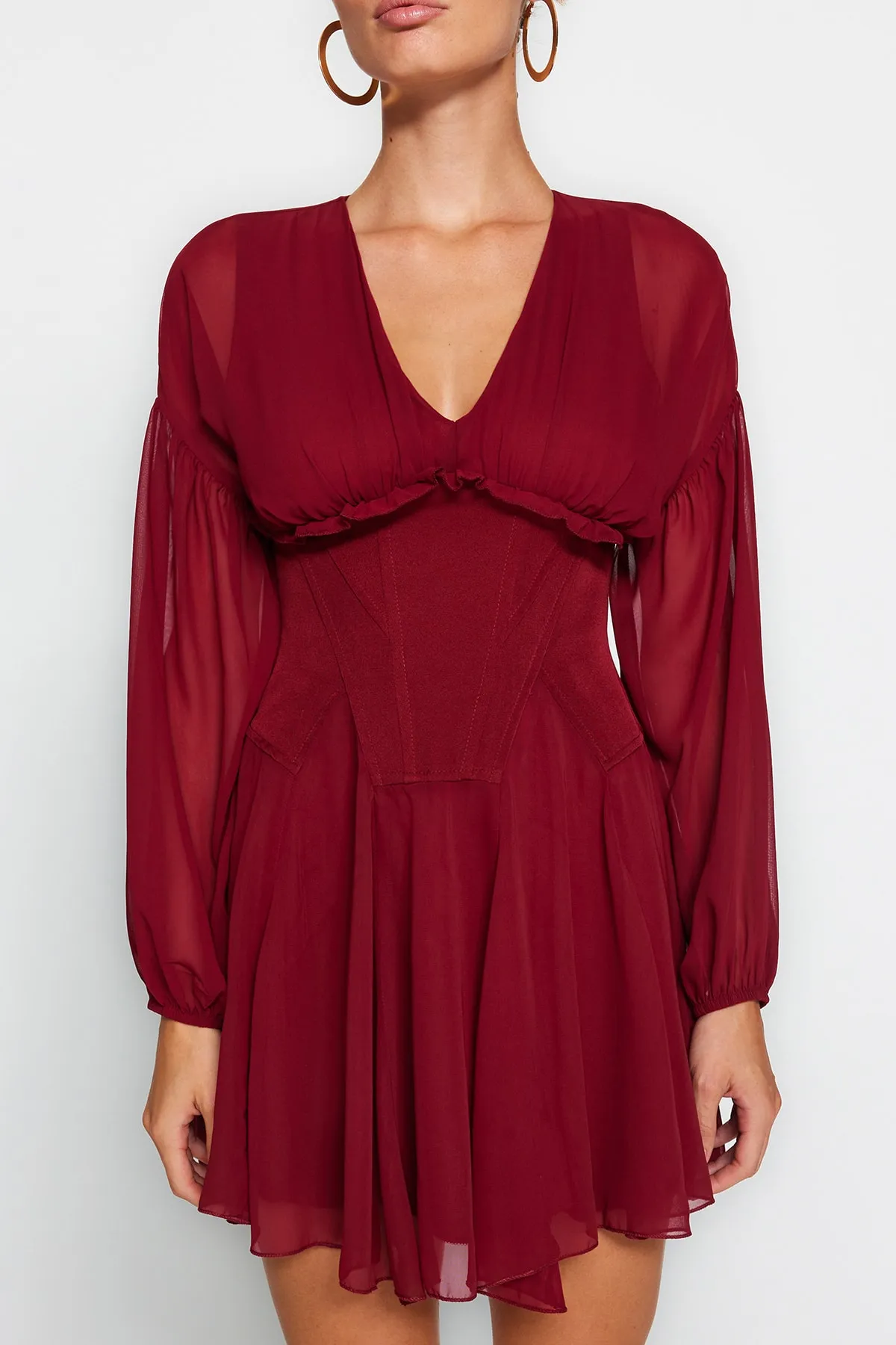 Trendyol Collection  Elegantes Abendkleid aus Burgunderrot mit offener Taille/Skater-Chiffon TPRAW24EL00040