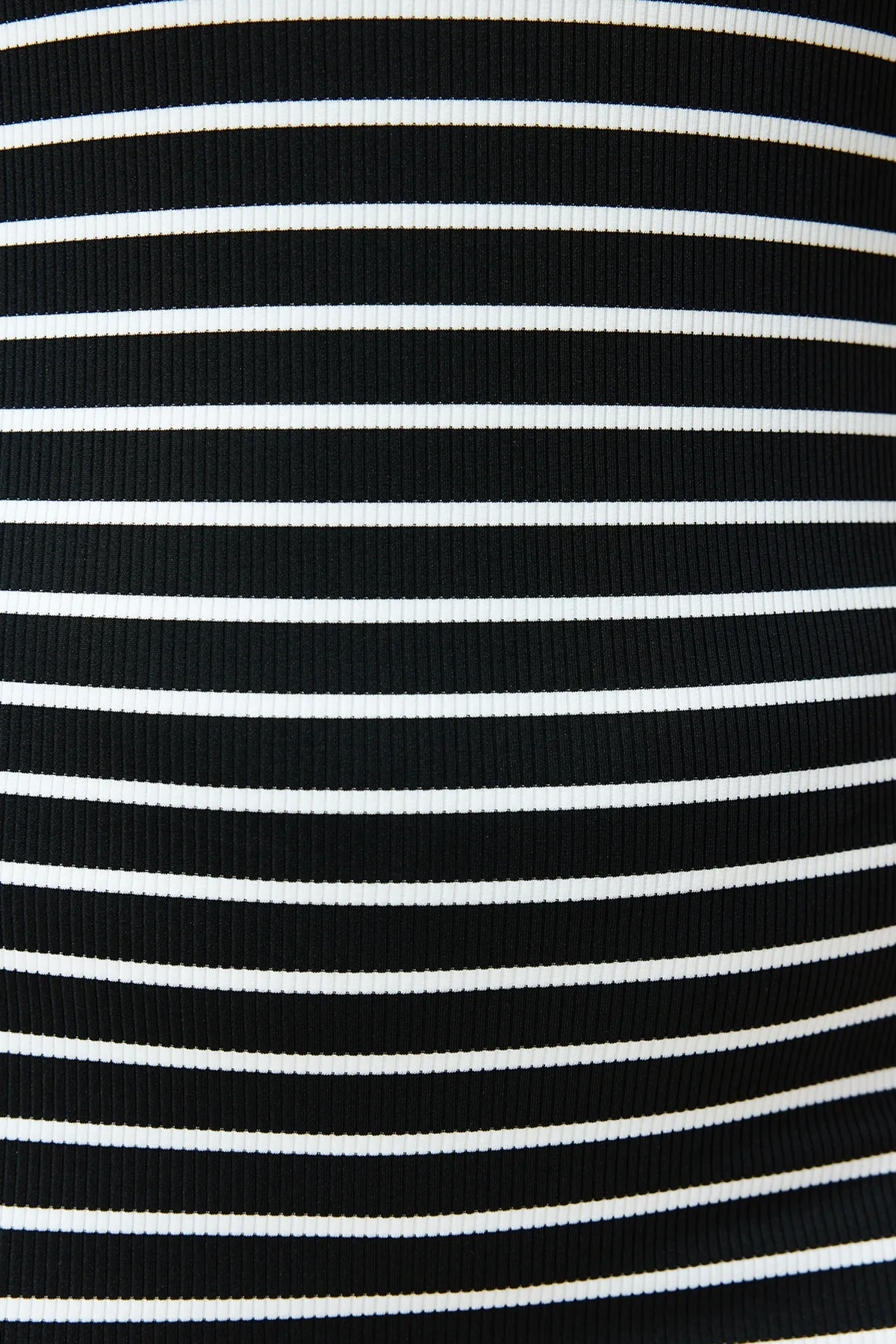 Trendyol Curve  Schwarz-weiß gestreiftes Strickkleid mit Polokragen TBBSS24AH00073