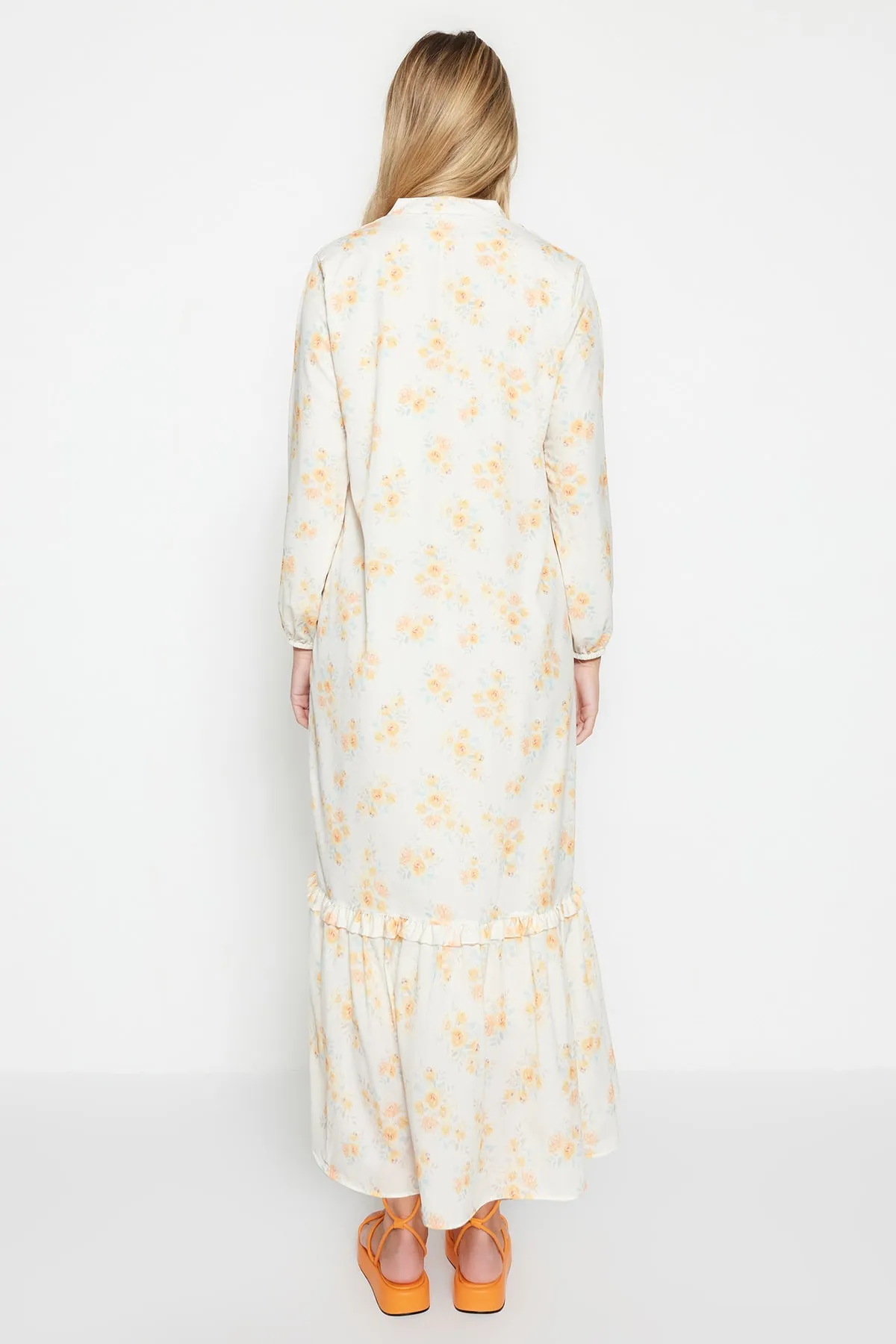 Trendyol Modest  Oranges, florales, gewebtes Kleid mit halber Knopfleiste und Rüschenspitze, gefüttert TCTSS21EL3353