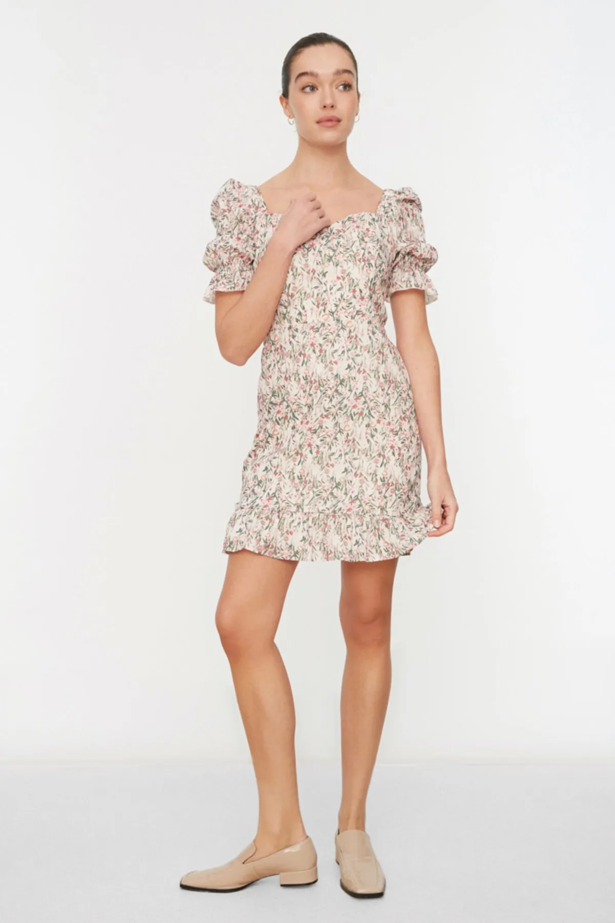 Trendyol Collection  Steinbetontes, gewebtes, gefüttertes, gewebtes Kleid mit Blumenmuster TWOSS21EL0864