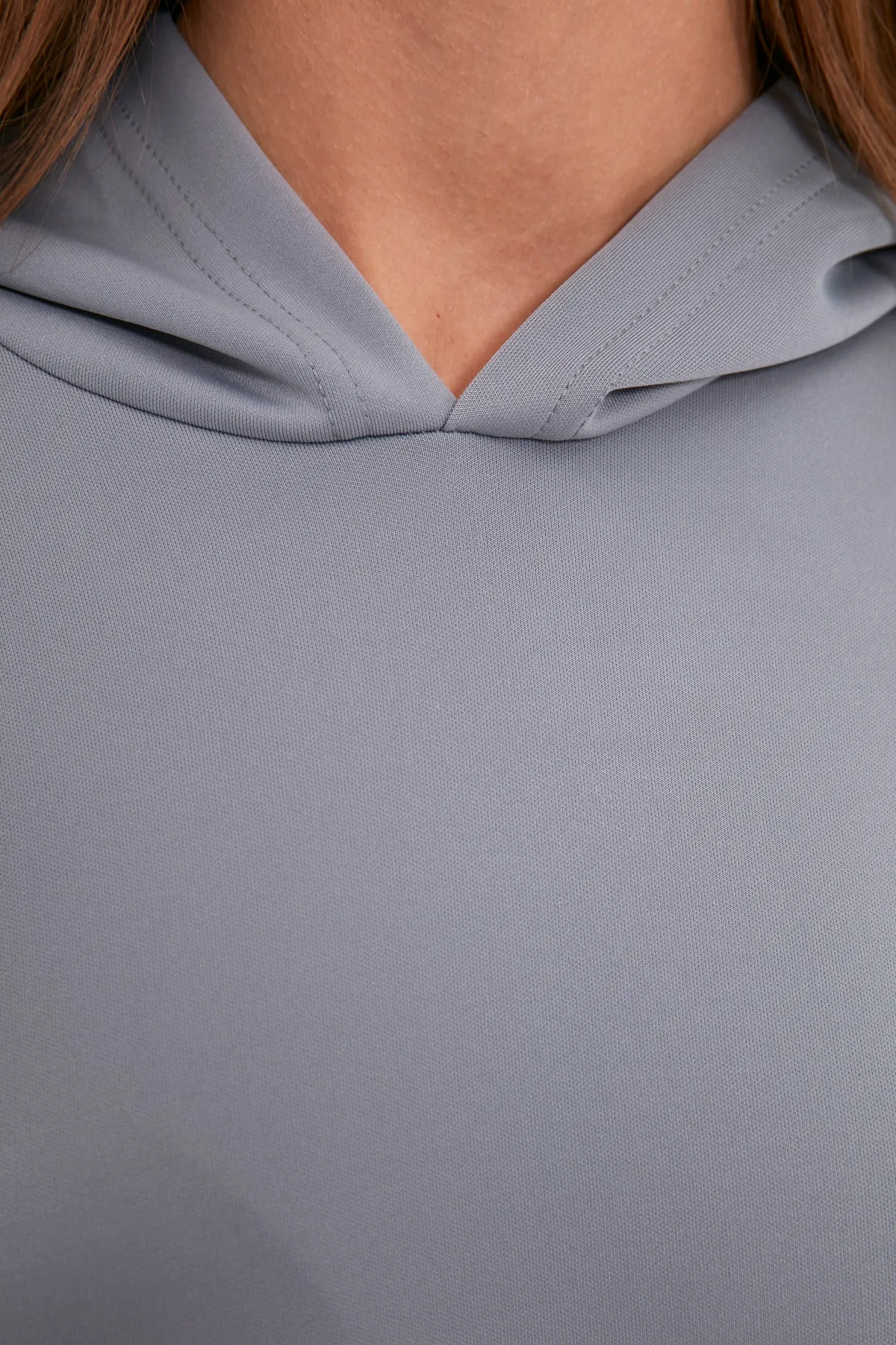 Trendyol Modest  Graues, weit geschnittenes Oversize-Sweatshirt aus Scuba-Strick mit Kapuze und Taschen TCTAW22TW0151
