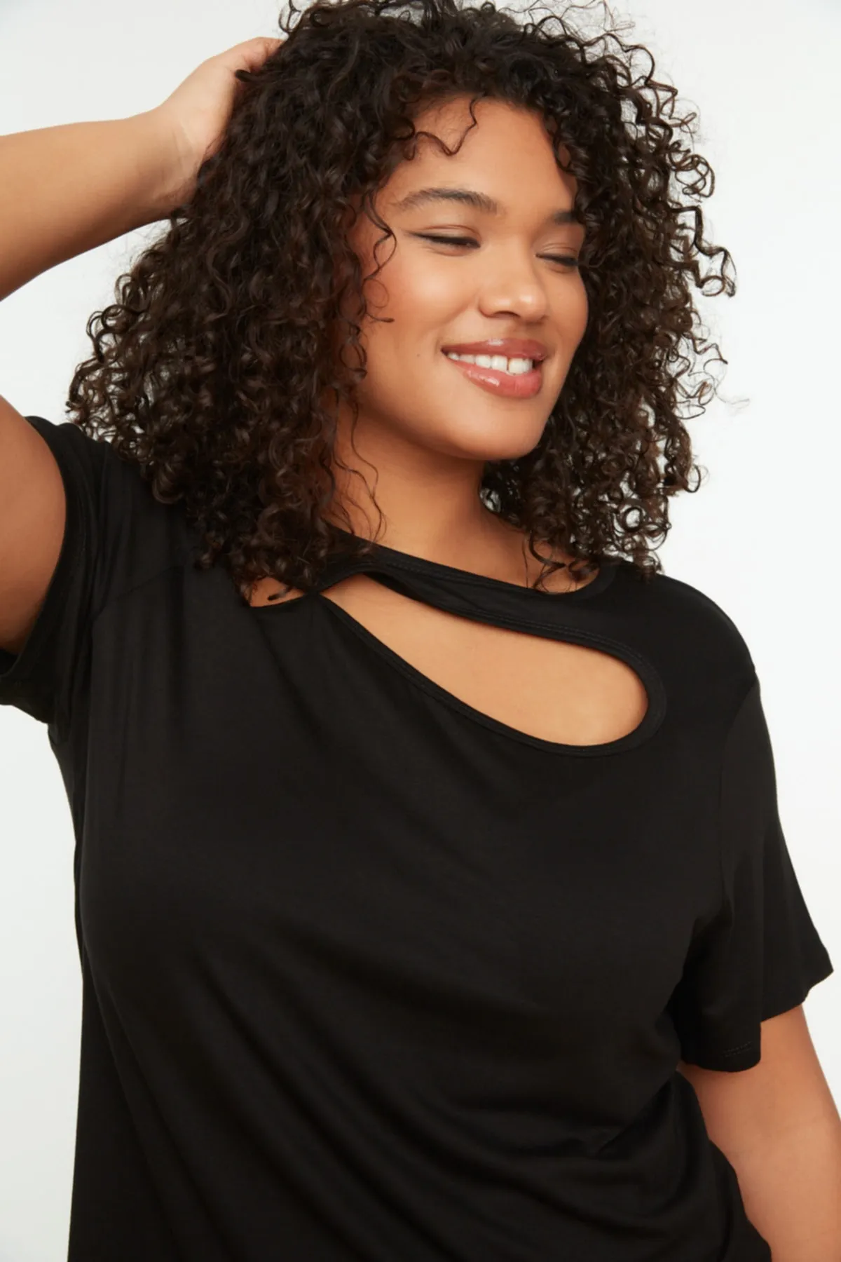 Trendyol Curve  Schwarze, detaillierte Strickbluse mit Ausschnitten TBSSS22AF0012