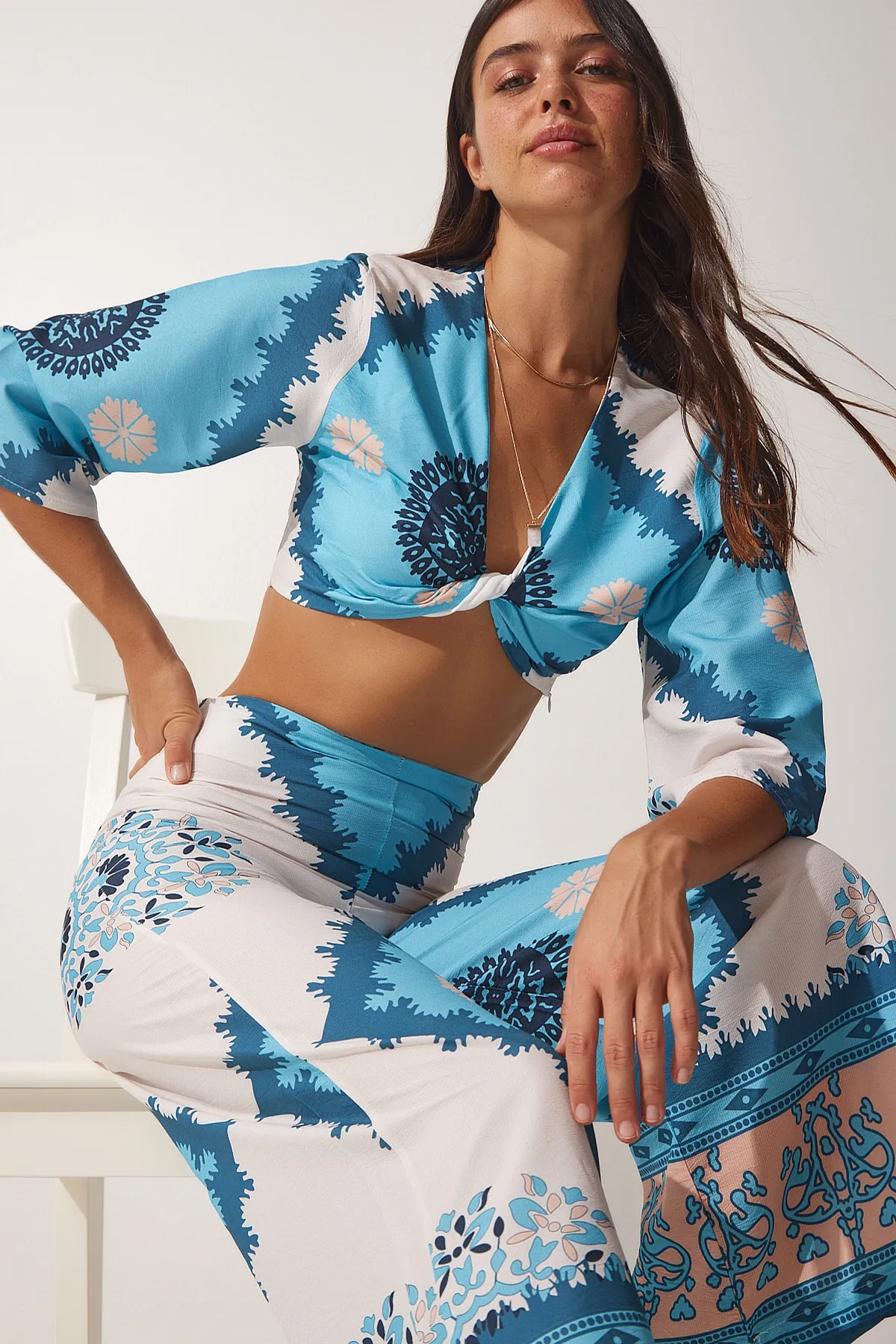 Happiness İstanbul  Hellblaues gemustertes Sommer-Bluse-Hosen-Set für Damen DM00131