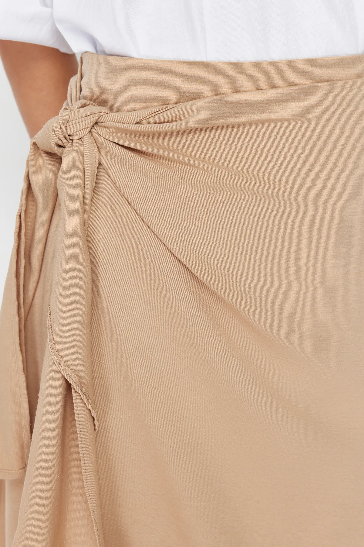 Trendyol Modest  Kamelfarbener, zweireihiger Rock mit Krawatte und gewebtem Leinen-Look und detaillierten Details TCTSS24EE00002