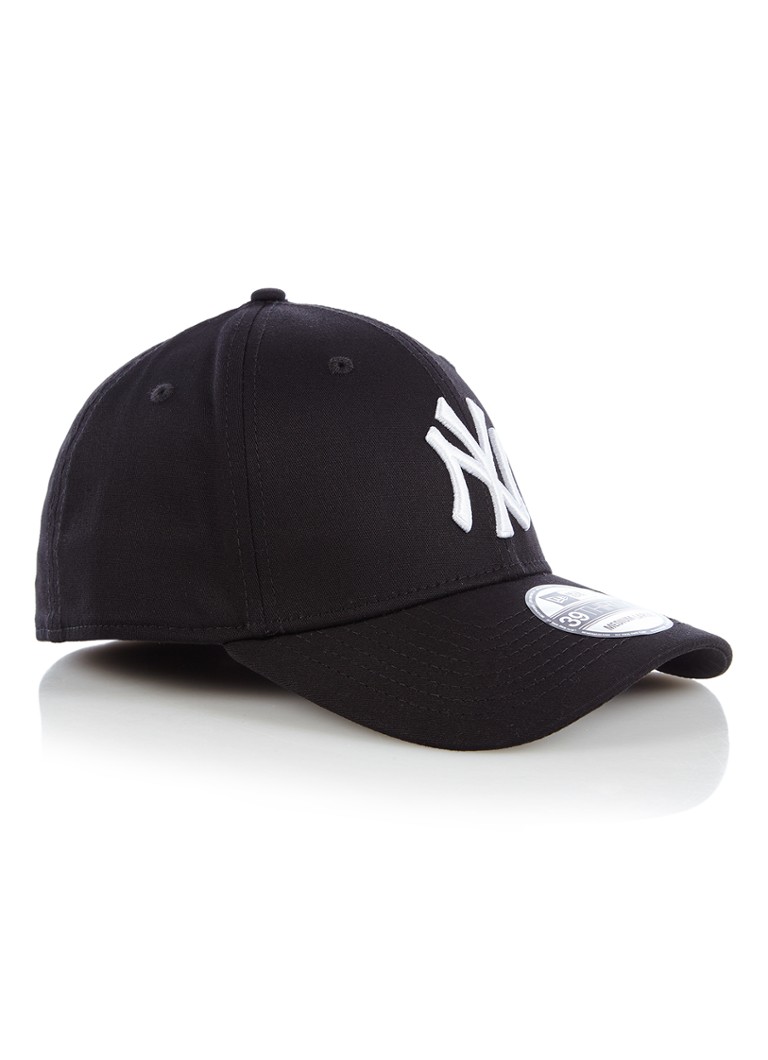 New Era -lippis, jossa New York Yankeesin kirjonta