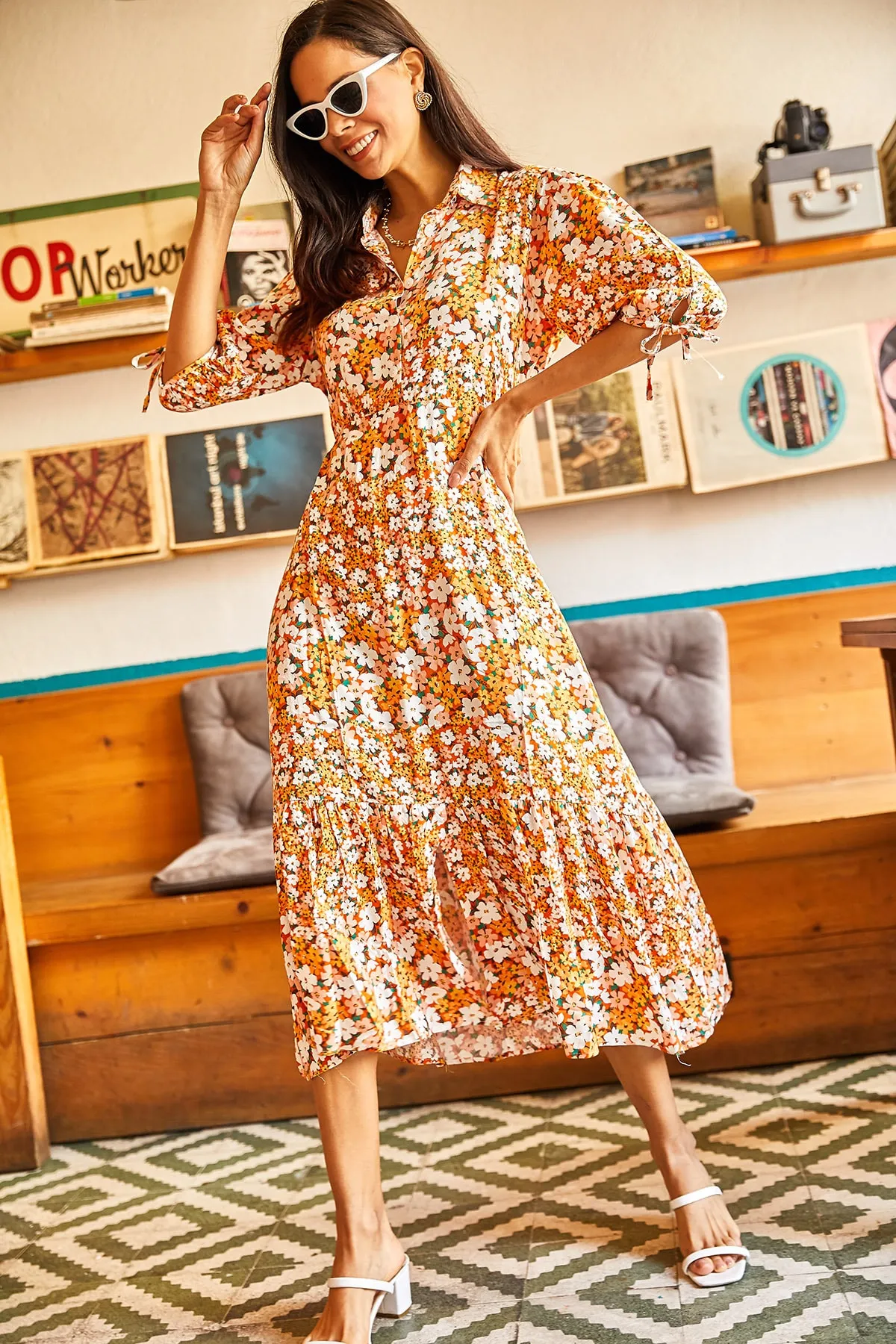 Olalook  Orangefarbenes Damenkleid aus gewebtem Viscon mit 4 Knöpfen und Schlitzen an den Ärmeln ELB-19001725
