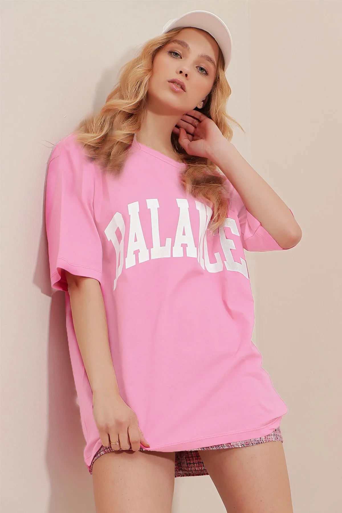 Trend Alaçatı Stili  Bedrucktes Oversize-Unisex-T-Shirt für Damen in Rosa mit Rundhalsausschnitt ALC-X9578
