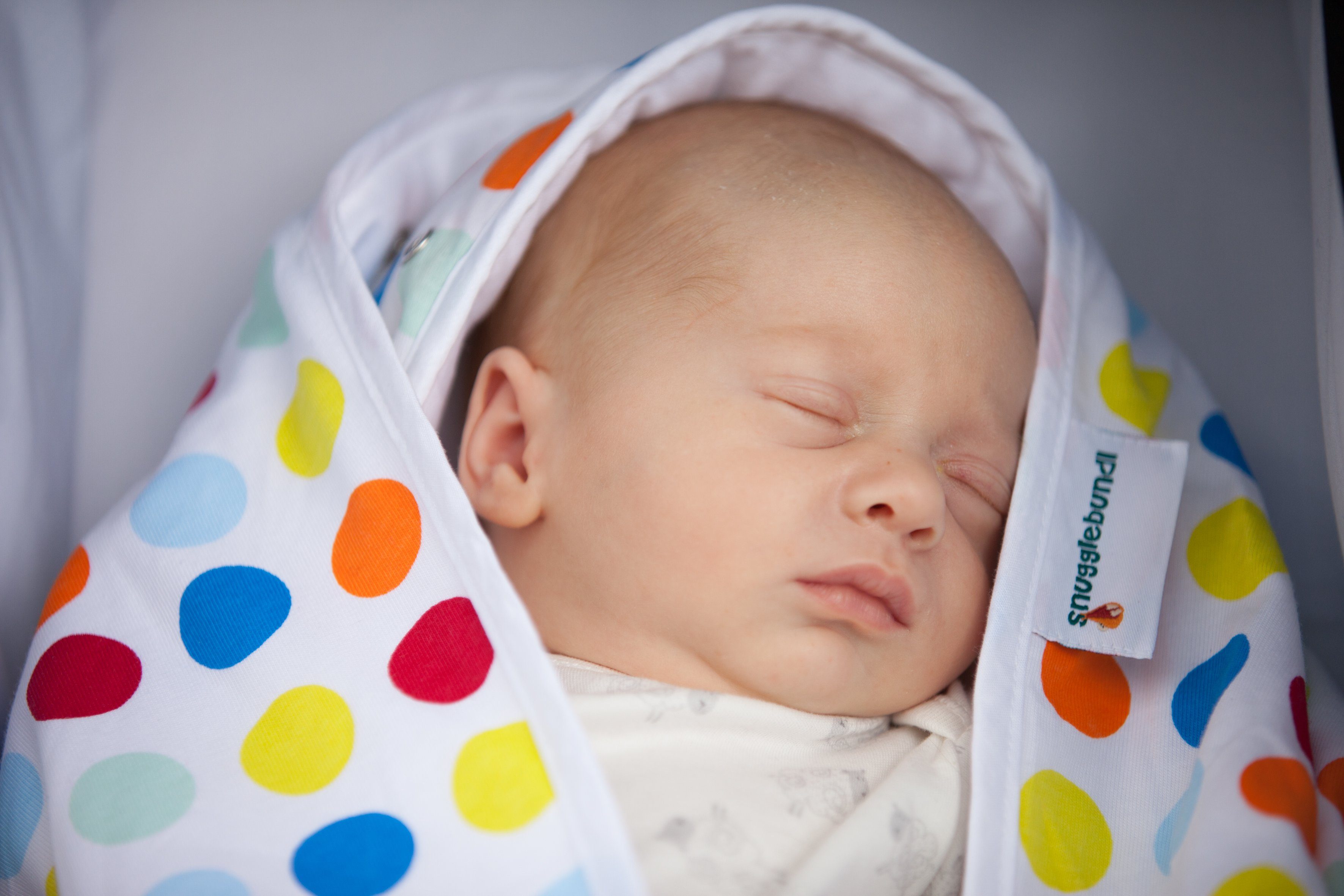 Snugglebundl Babytrage Funky Spots mit stützender Funktion im Kopf- und Nackenbereich
