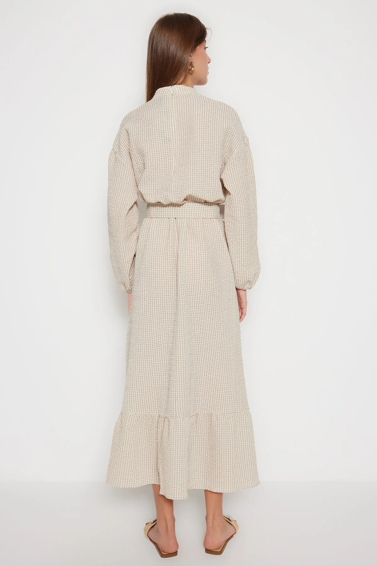 Trendyol Modest  Beiges Seersucker-Gewebekleid mit stoffbezogenem Bund TCTSS23EB00252