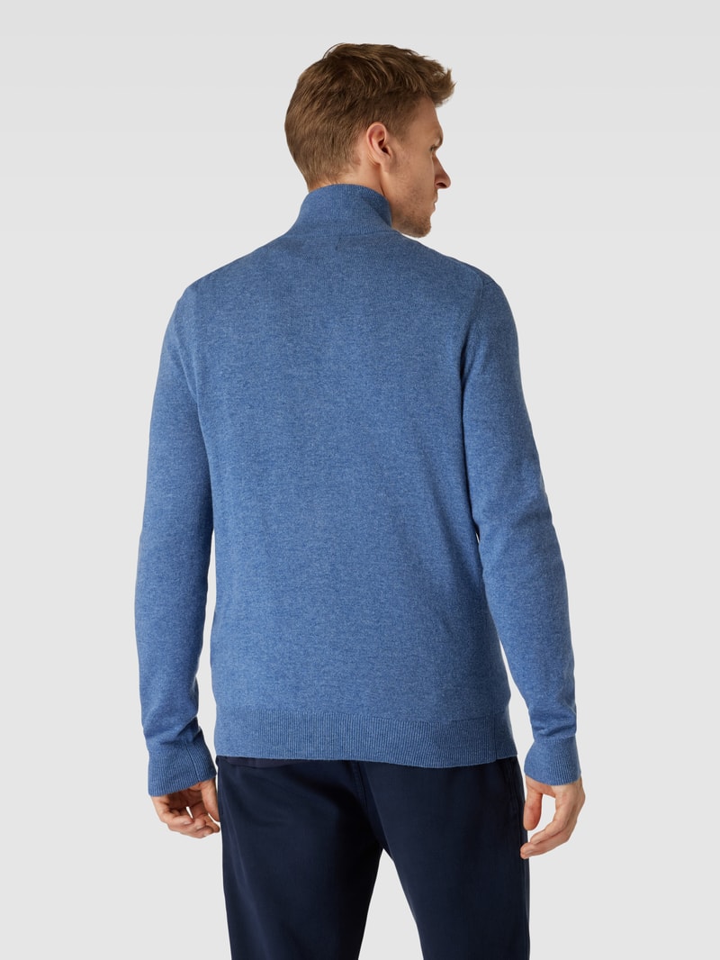 Strickjacke aus Lammwoll-Mix mit Stehkragen und Label-Stitching in hellblau meliert
