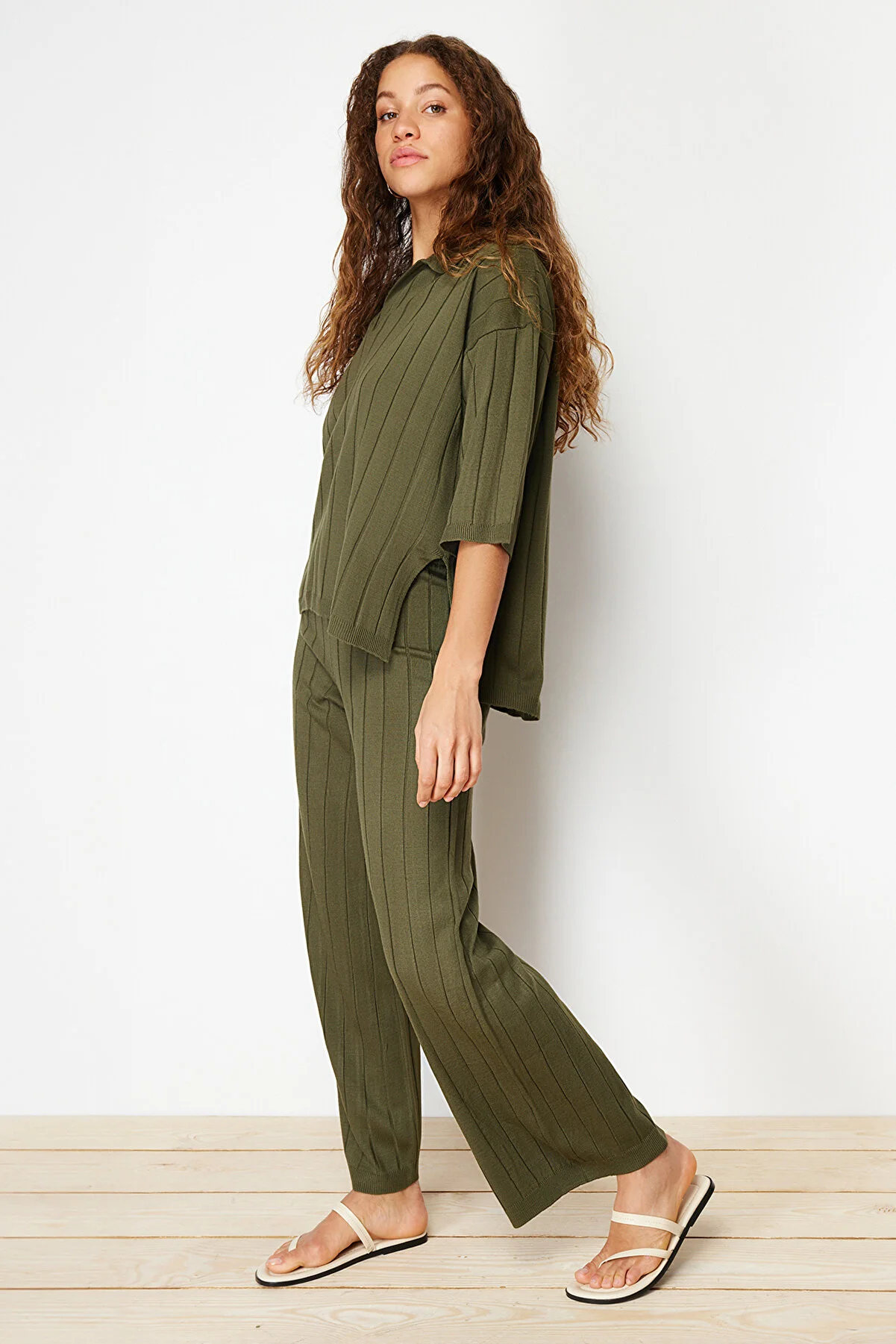 Trendyol Collection  Grünes Basic-Set aus schnurgebundenem Strickoberteil und -unterteil TWOSS23AU00029
