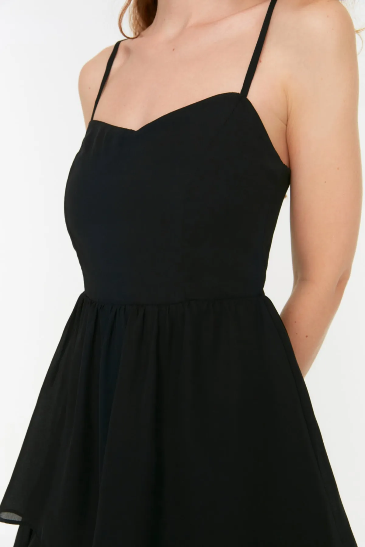Trendyol Collection  Schwarzes Mini-Webkleid mit gewebtem Volant TWOSS22EL1852