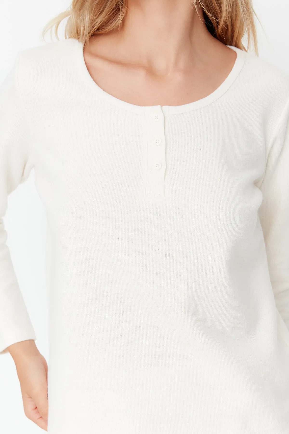 Trendyol Collection  Ecrufarbenes Thessaloniki-Pyjama-Set aus Strick mit Knopfdetail THMAW23PT00020
