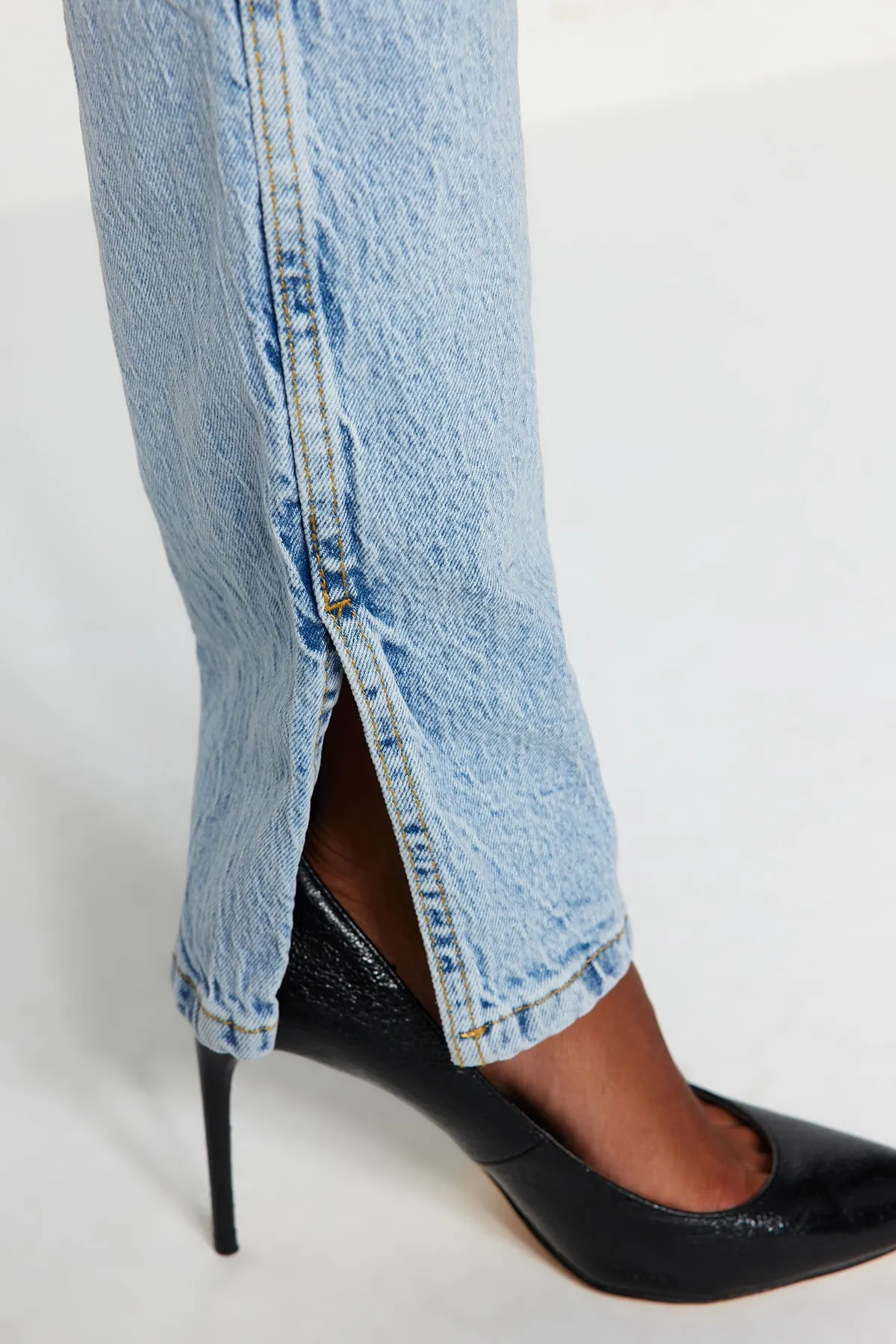 Trendyol Collection  Hellblaue Jeans mit Schlitz und hoher Taille, gerader Schnitt, TWOSS22JE0430