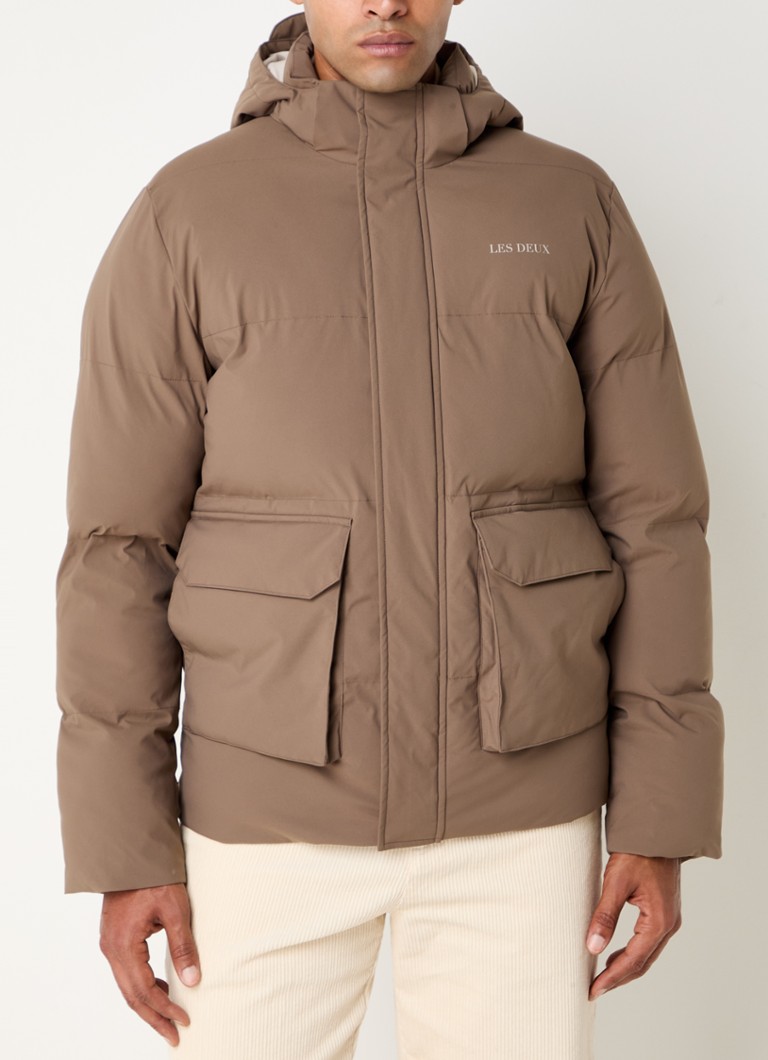 Jaqueta puffer Les Deux Montreal com bolsos com aba e capuz removível.