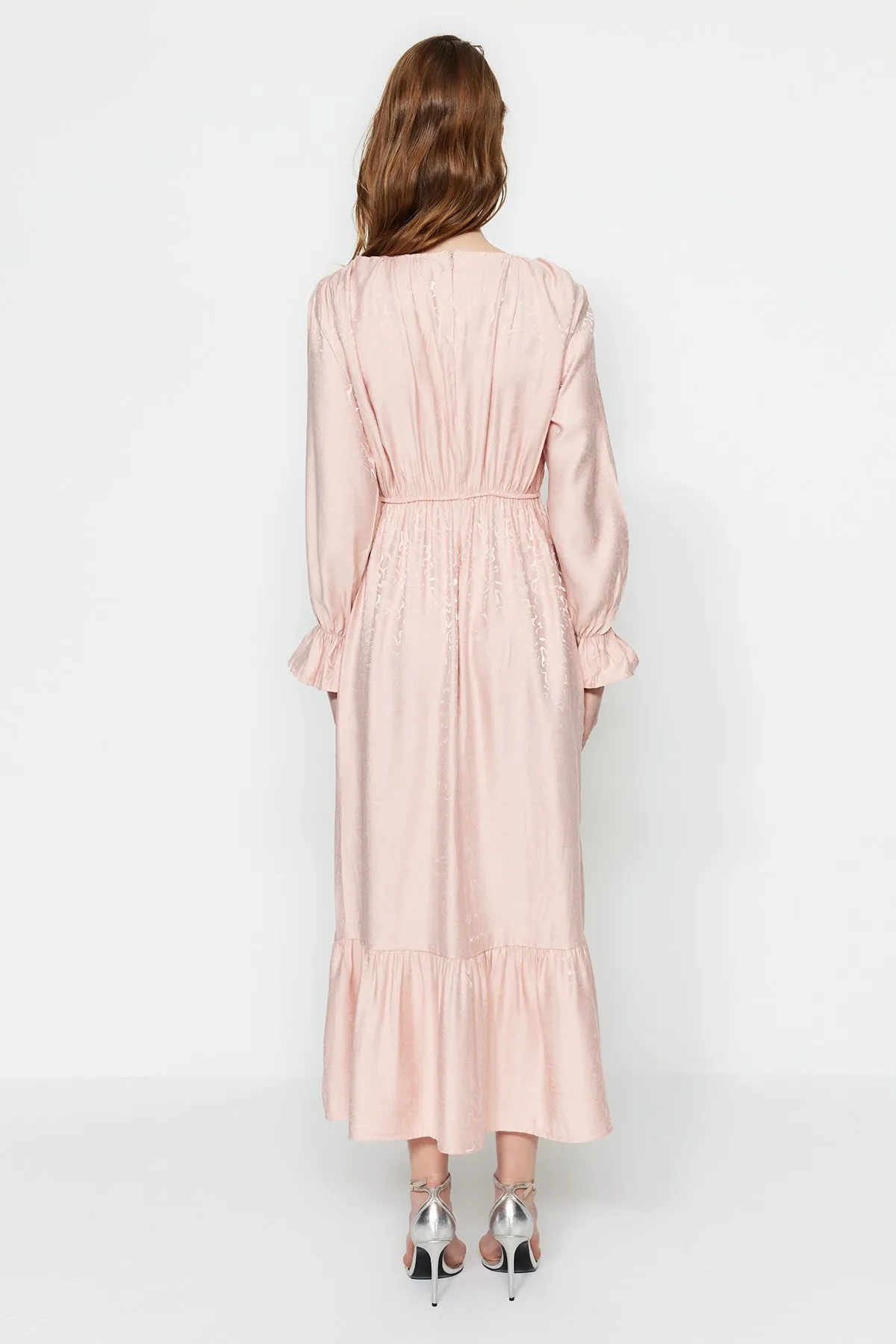 Trendyol Modest  Hellrosa Abendkleid mit selbstgemustertem Raffdetail TCTSS23DB00035