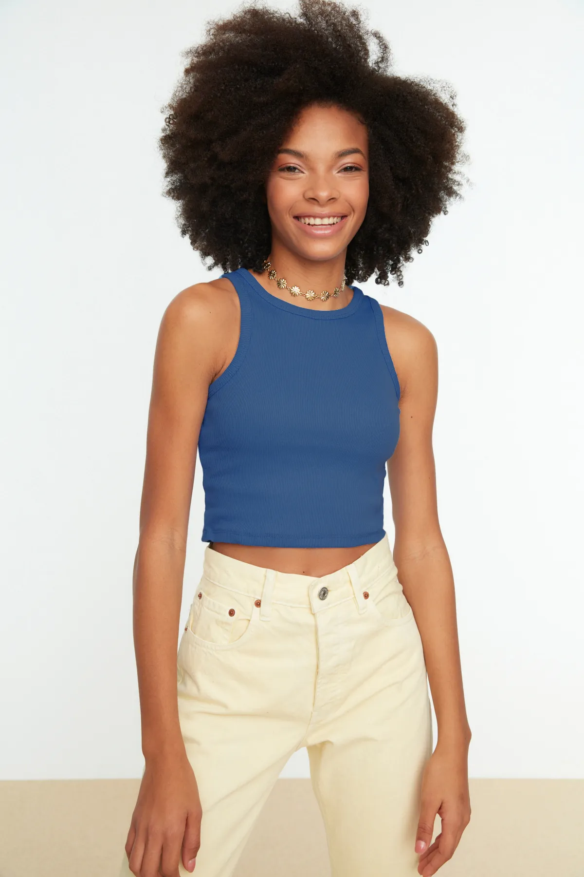 Trendyol Collection  Blaues figurbetontes Crop-Top aus geripptem Strick mit Neckholder-Kragen TWOSS21AL0050