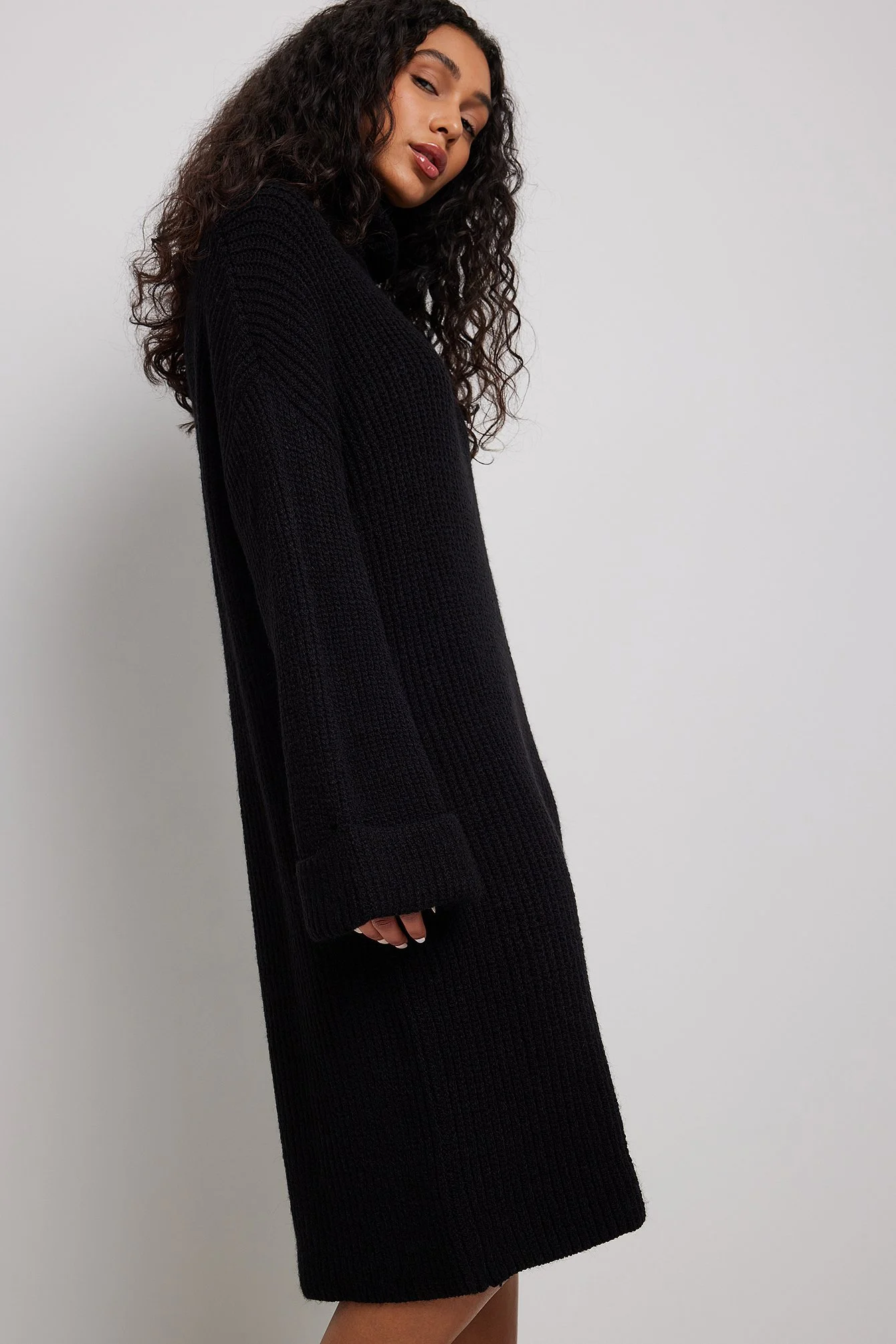 Langer Strickpullover mit gefalteten Ärmeln und Rollkragen