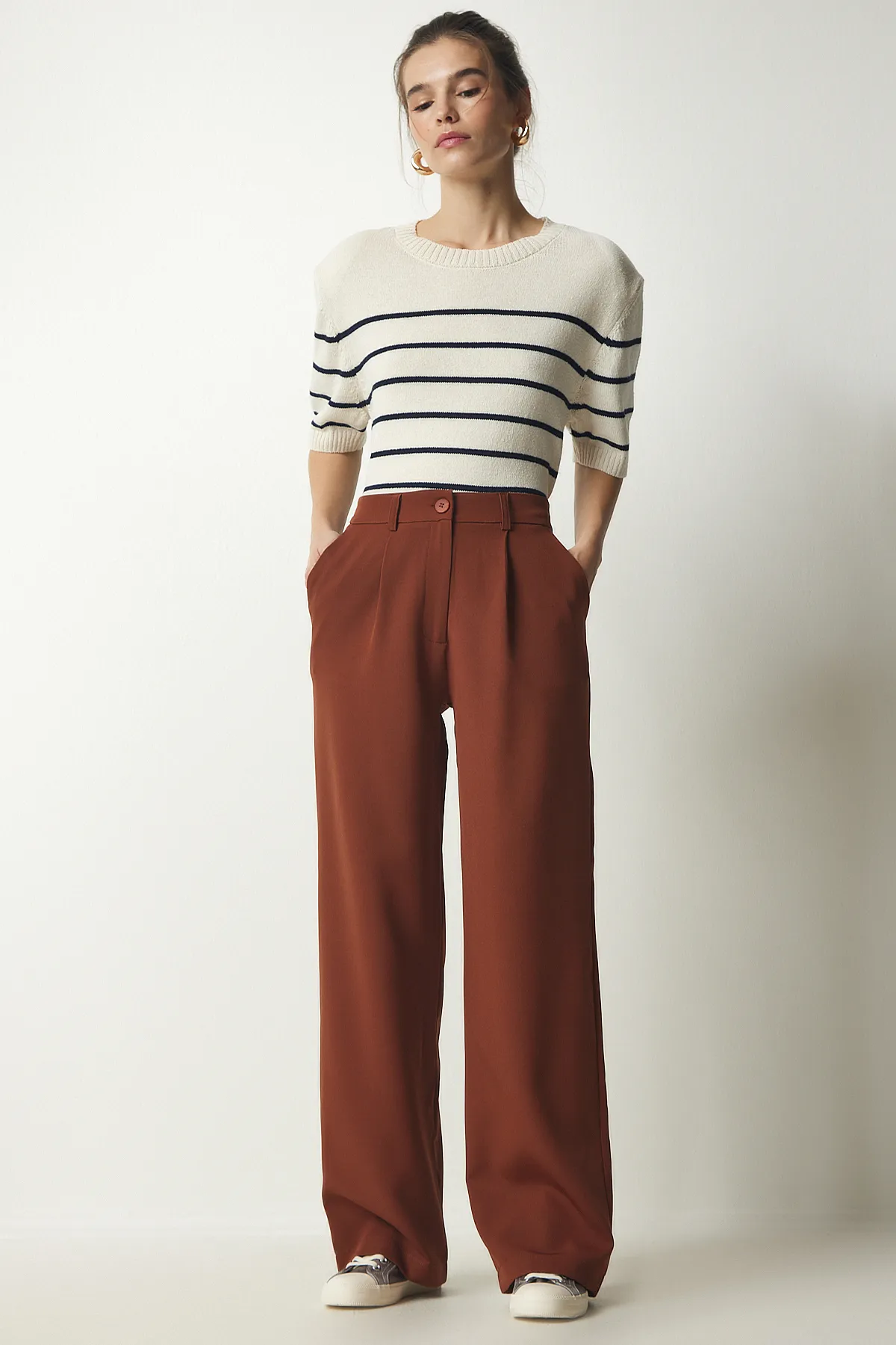 Happiness İstanbul  Damenhose aus gewebtem Stoff mit Fliesenfalten UB00188