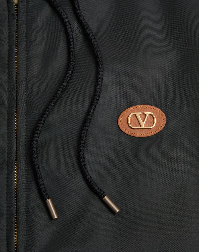 Nylon hættetrøje med V-logo-mærke