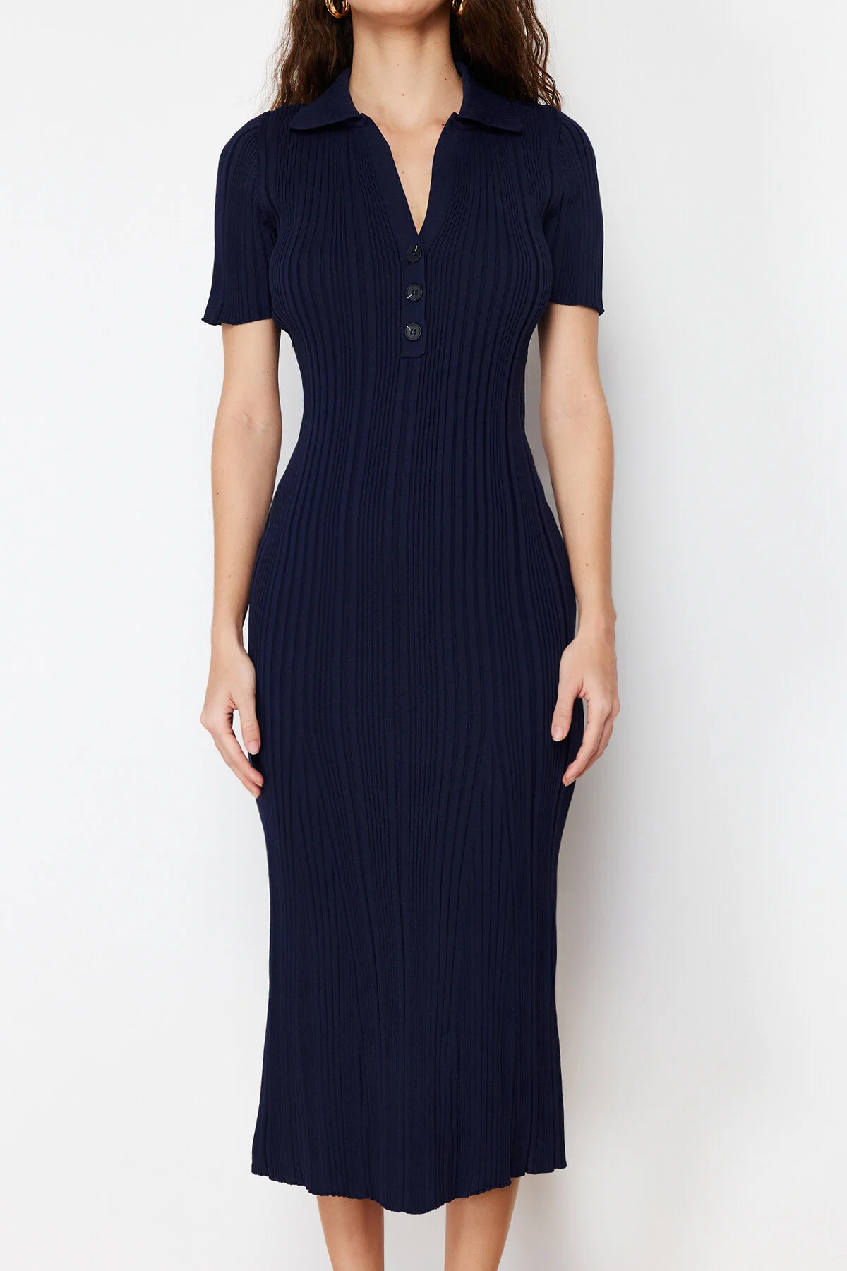 Trendyol Collection  Marineblaues Maxi-Strickkleid mit Polokragen TWOSS24EL00282