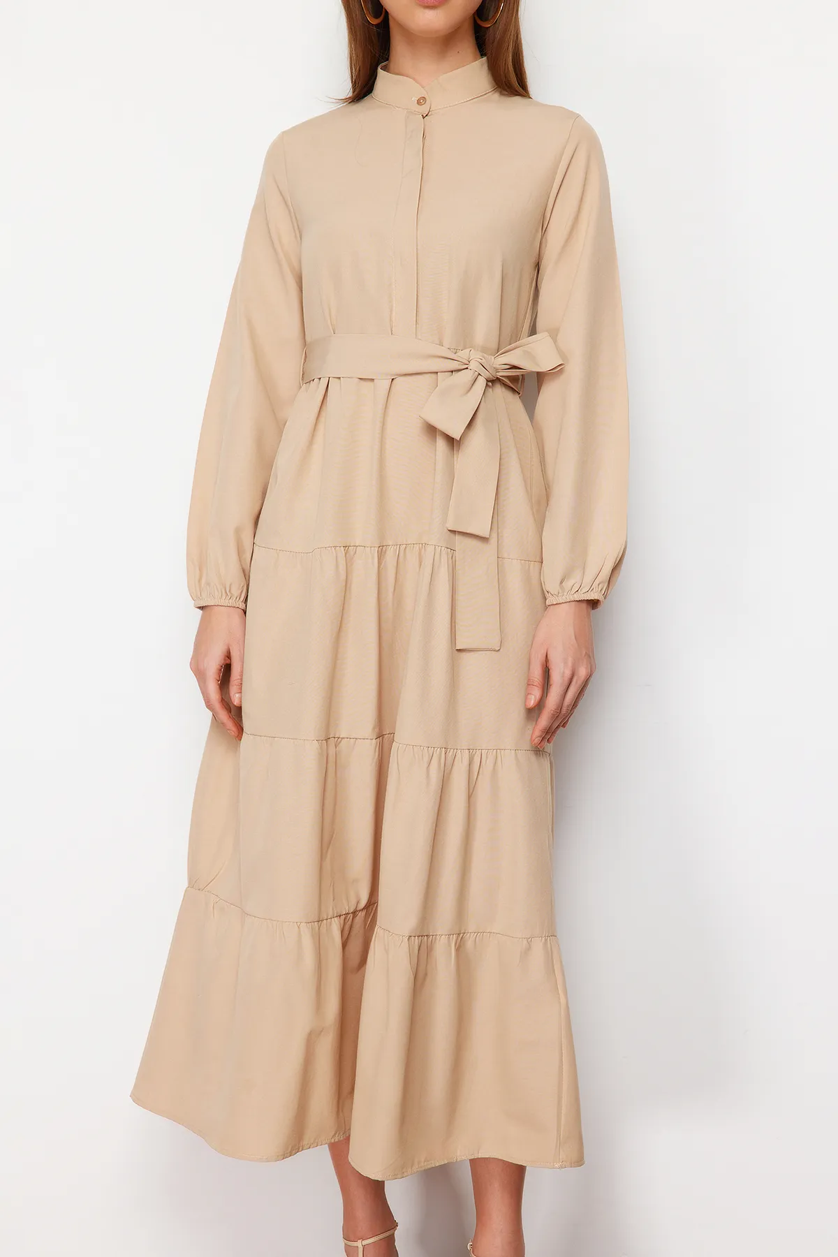 Trendyol Modest  Gewebtes Kleid mit Schmucksteinen, Gürtel, Kragen und Knopfdetail TCTSS21EL3343