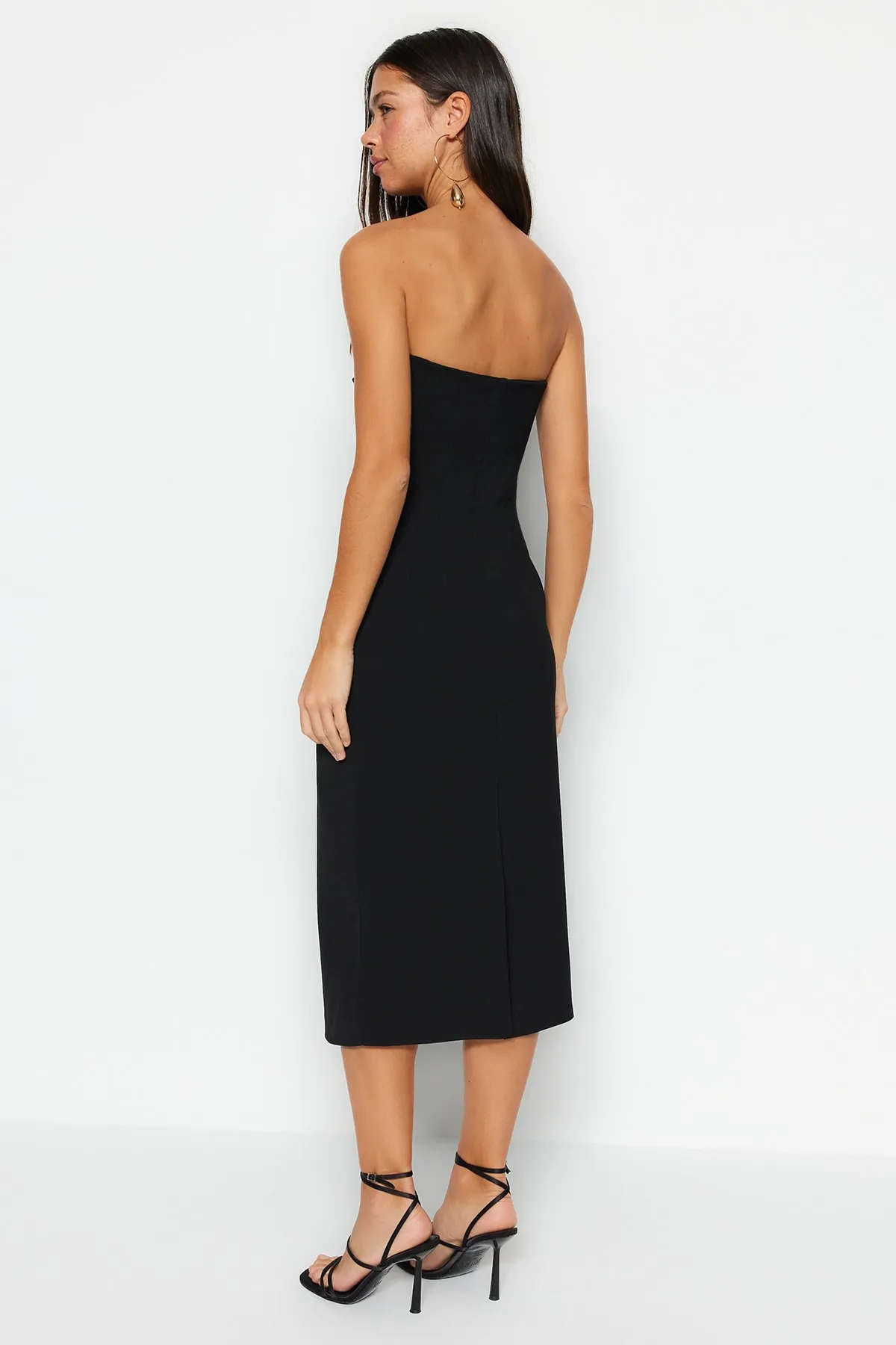 Trendyol Collection  Schwarzes, gerade geschnittenes, trägerloses Midi-Webkleid aus Webstoff TWOSS22EL00795