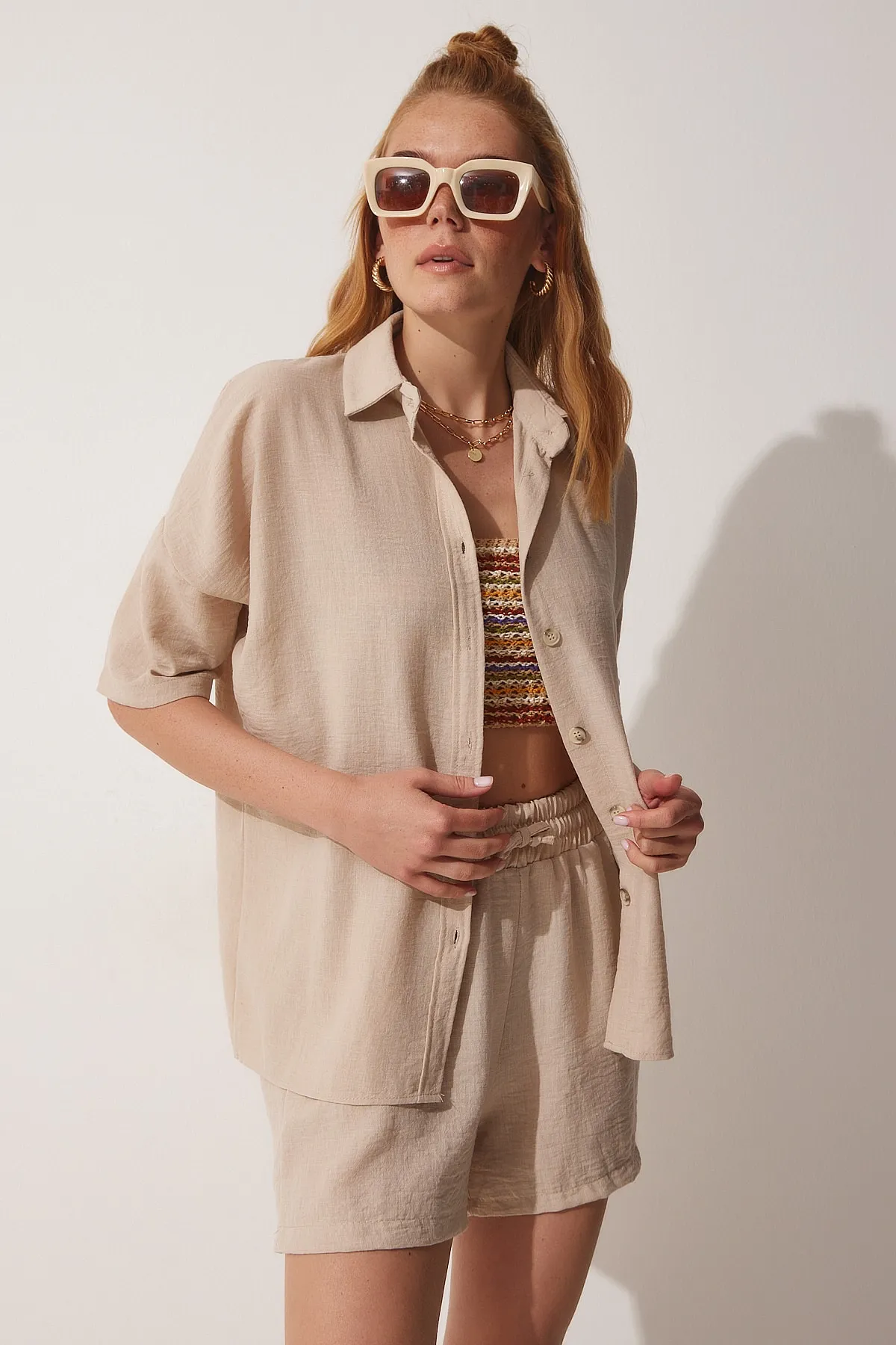 Happiness İstanbul  Beiges Sommer-Set aus Leinenhemd und Shorts für Damen CI00082