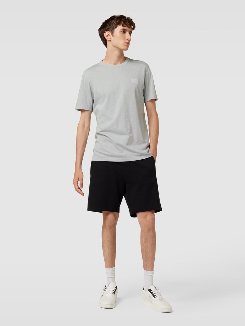 T-Shirt mit Label-Applikation in hellgrau