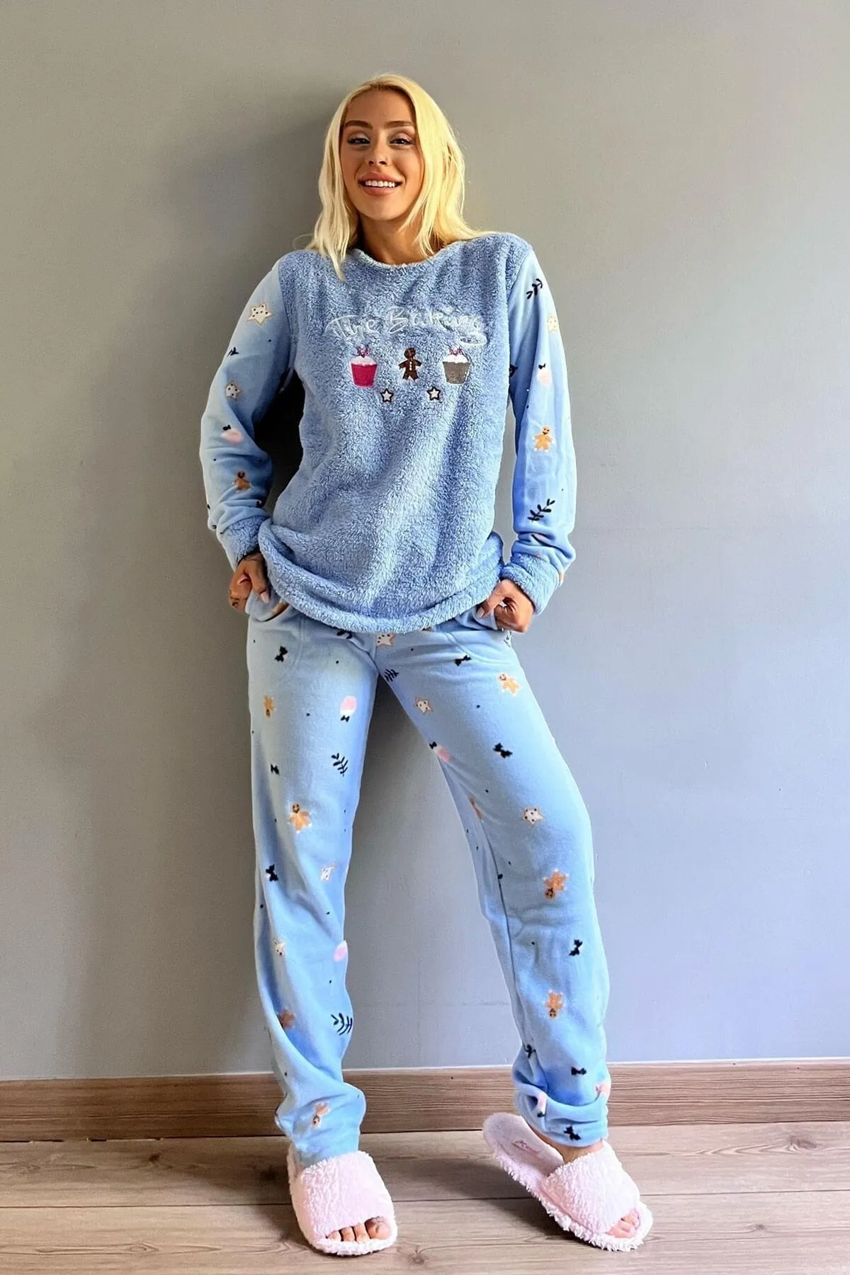 Pijamaevi  Blaues, gemustertes Plüsch-Pyjama-Set für Damen