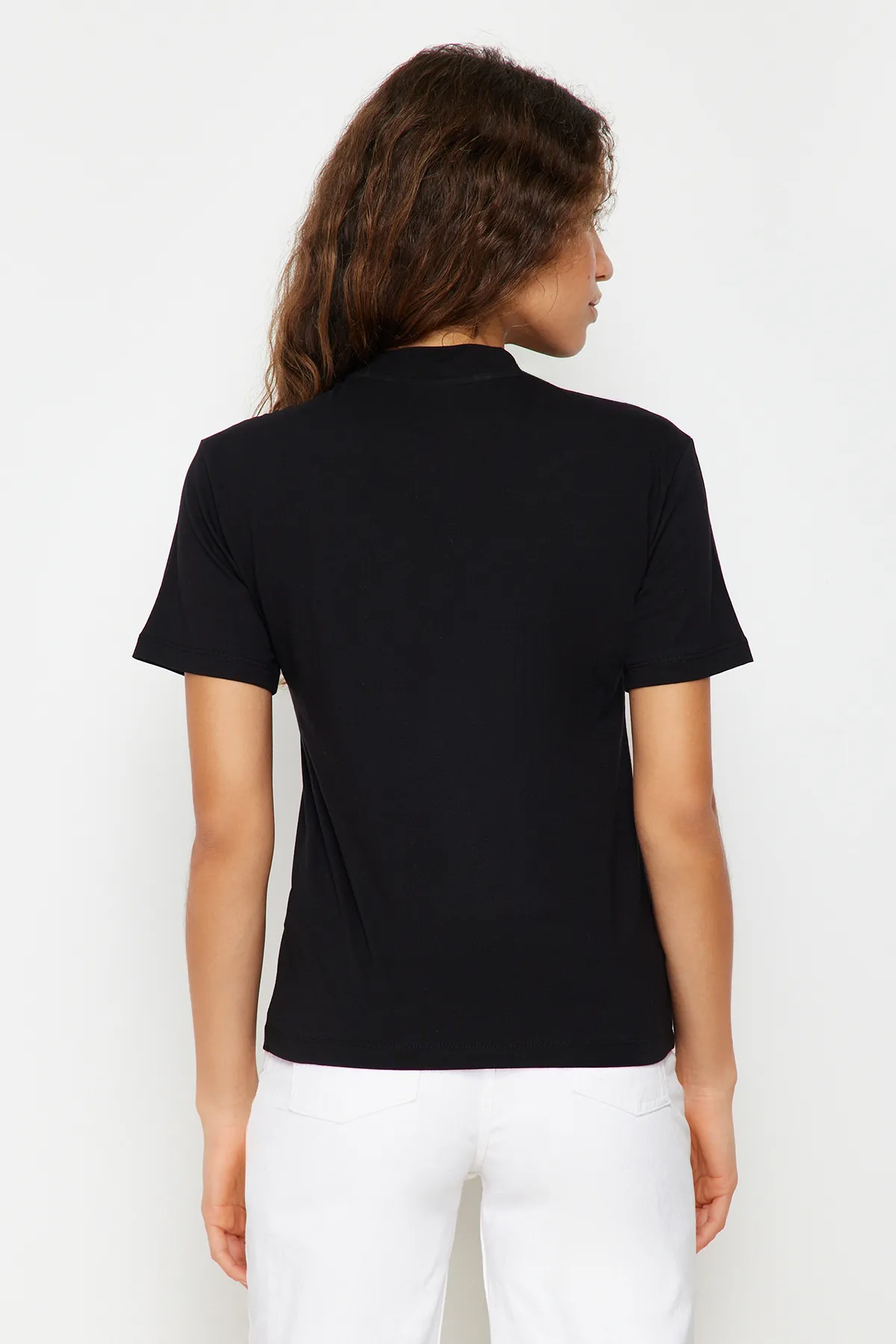 Trendyol Collection  Schwarzes Basic-Strick-T-Shirt aus 100 % Baumwolle mit Stehkragen TWOAW20TS0096