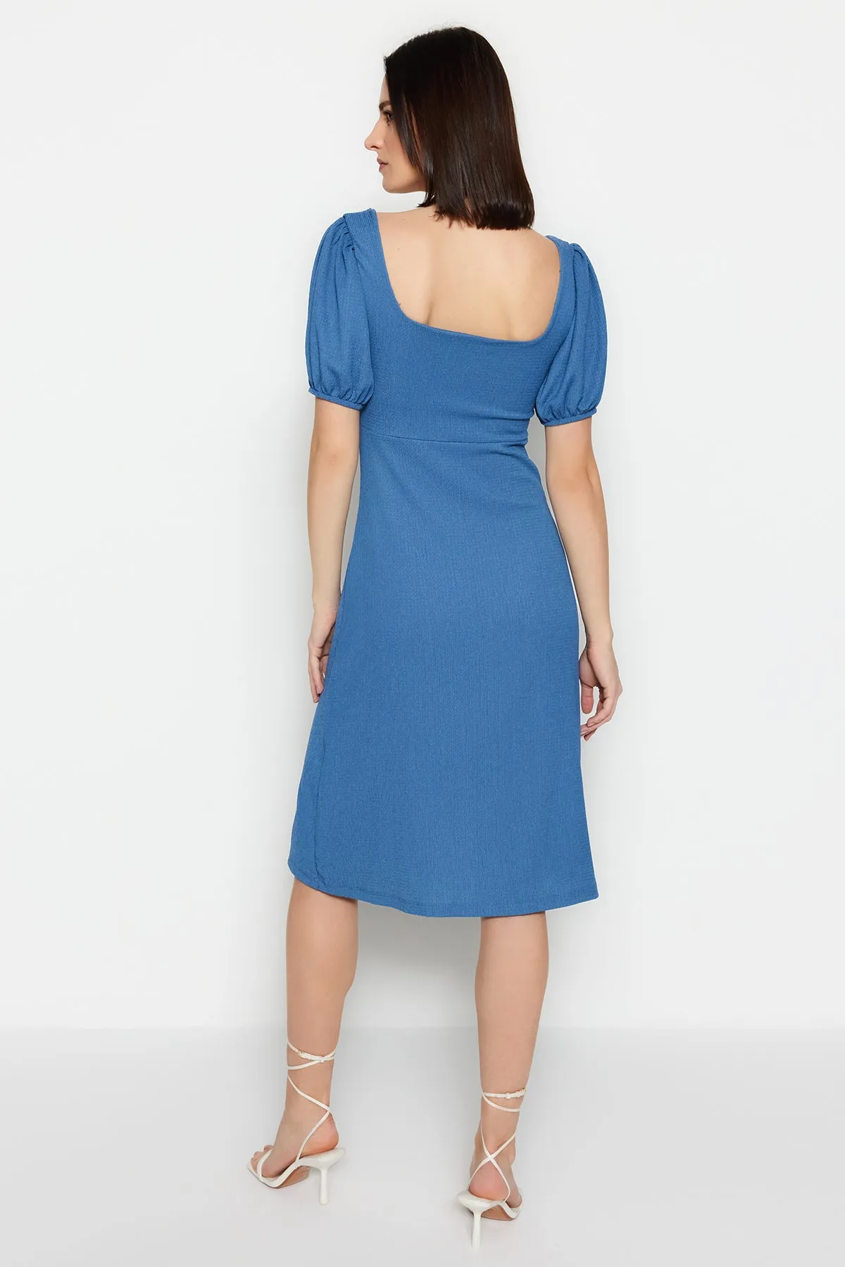 Trendyol Collection  Indigoblaues A-Linien-Strickkleid mit quadratischem Ausschnitt, Ballonärmeln, Schlitzdetail, Wickel-/strukturiertem Midi-Strickkleid TWOSS23EL01533